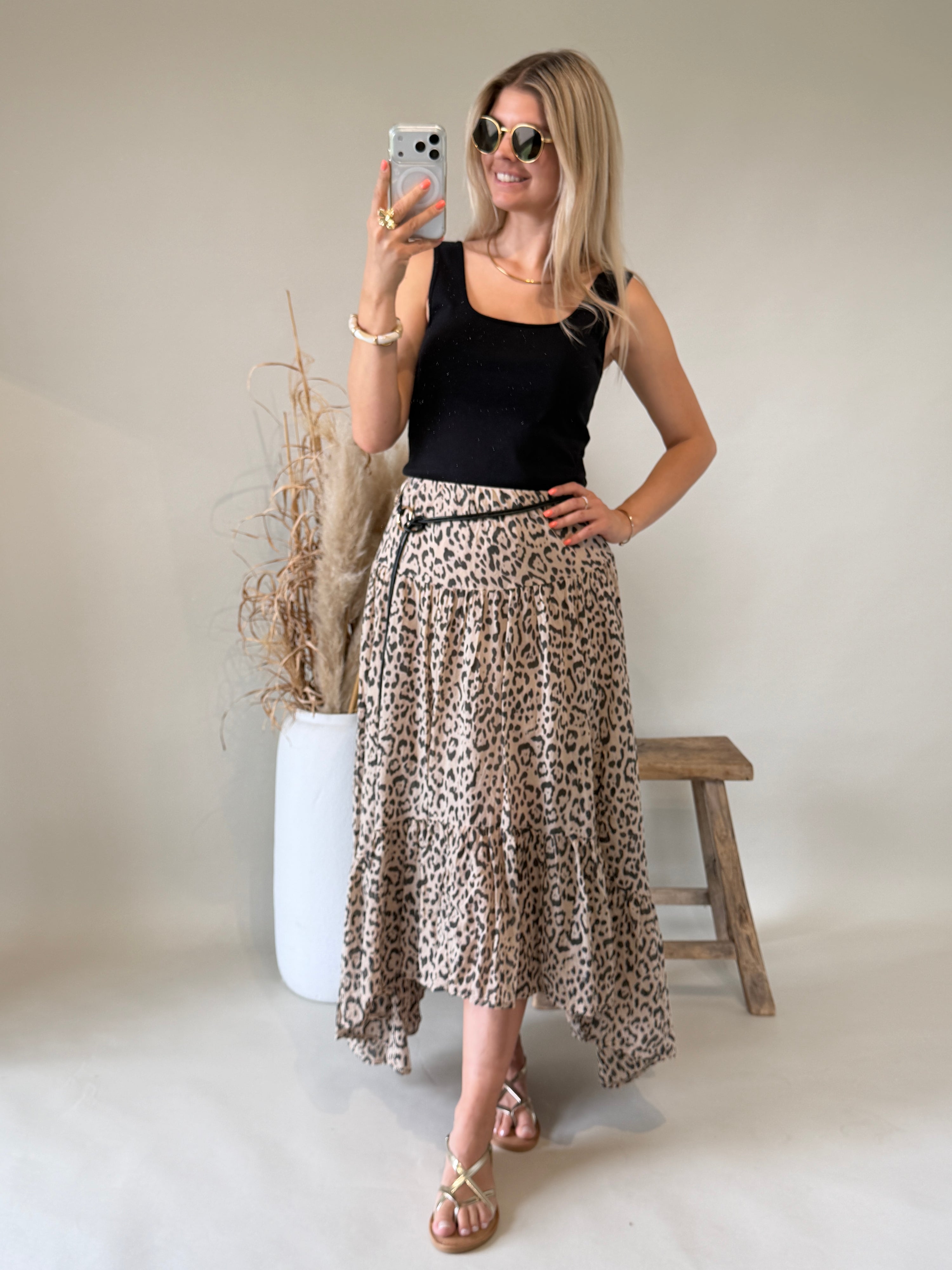 Rock in Beige / Schwarz mit Leo - Muster