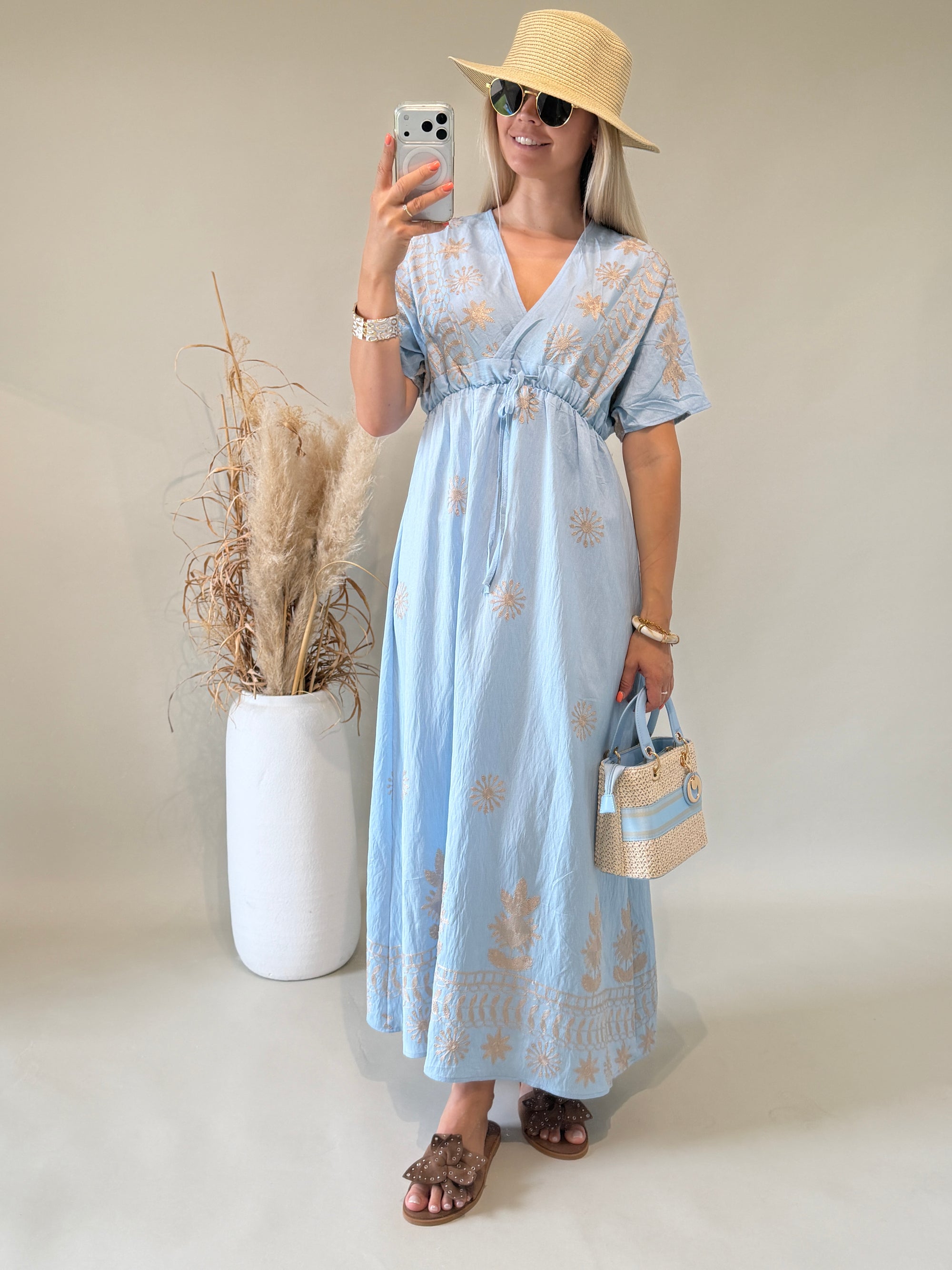 Kleid in Hellblau mit Bohospitze in Zimt ( Kurzarm )