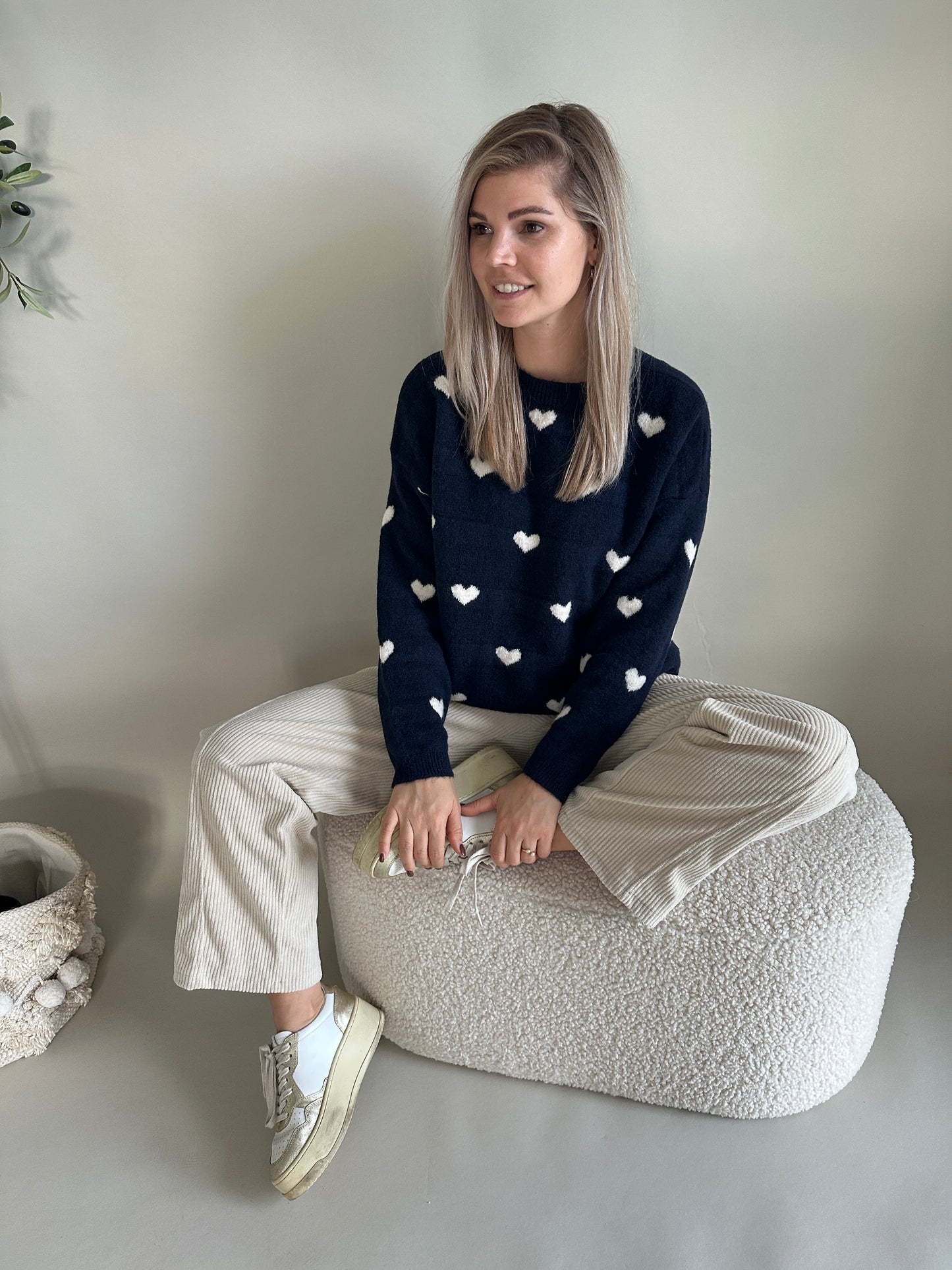 pullover in dunkelblau mit herzen in wollweiß