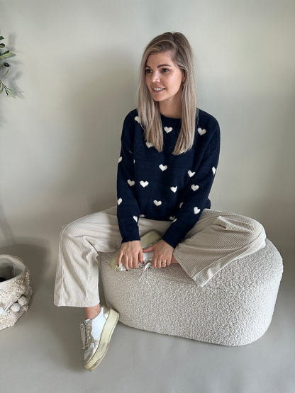 Pullover in Dunkelblau mit Herzen in Wollweiß