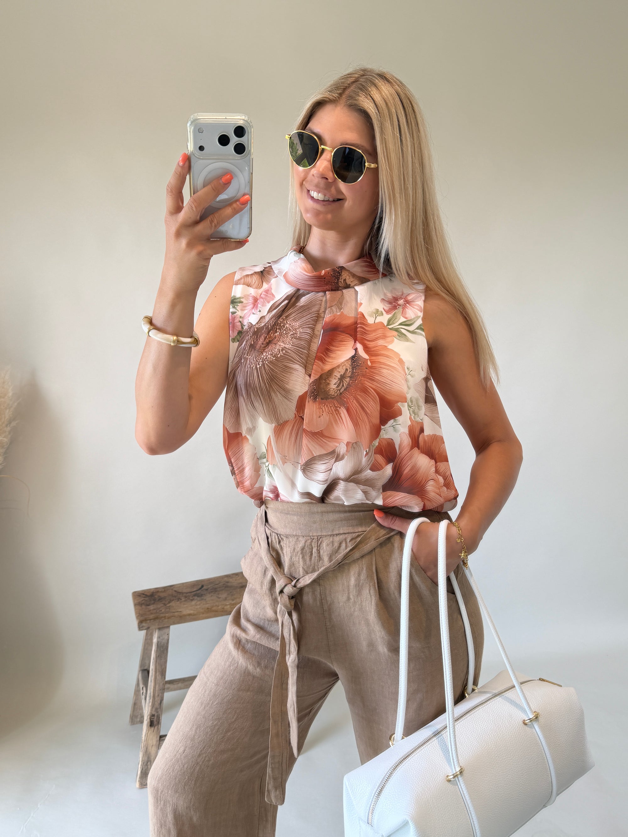 Bluse in Braun mit Bunten Blumenmuster ( Neckholder )
