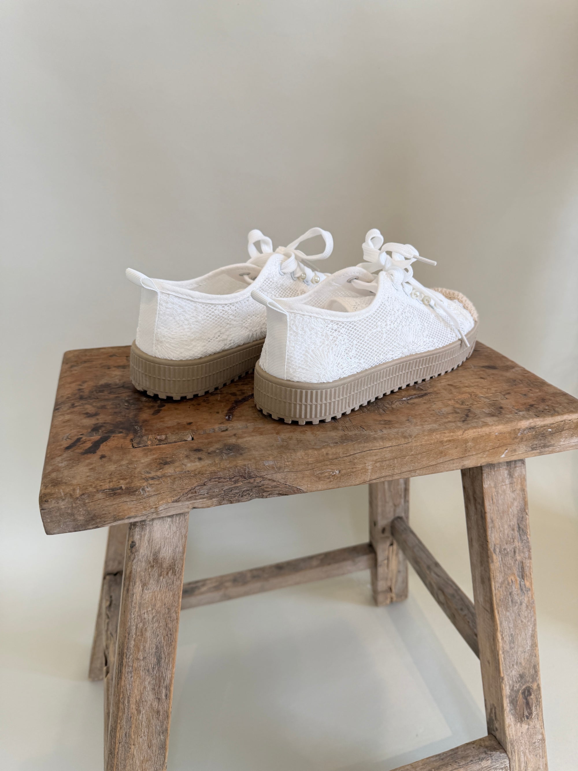 Sneaker in Weiß aus Spitze