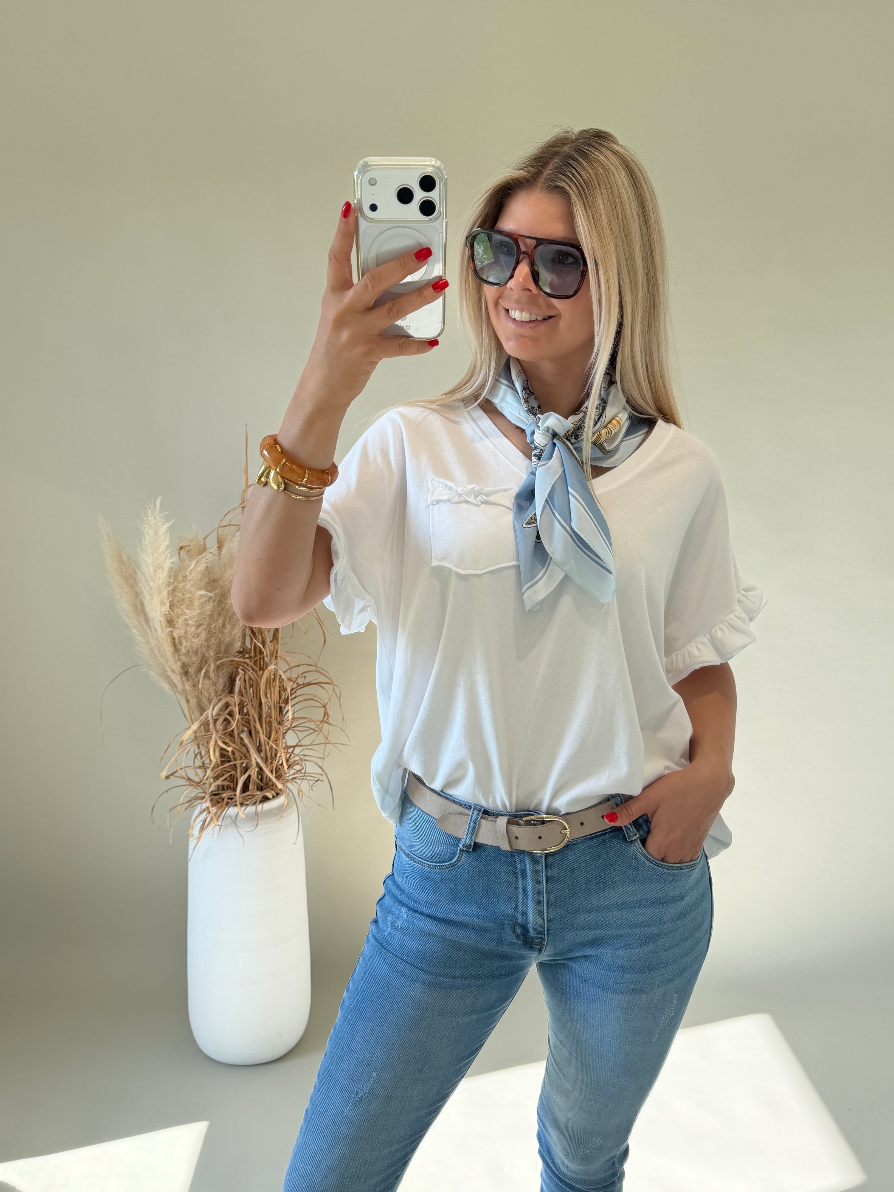 T - Shirt in Weiß mit Brusttasche und Rüschen