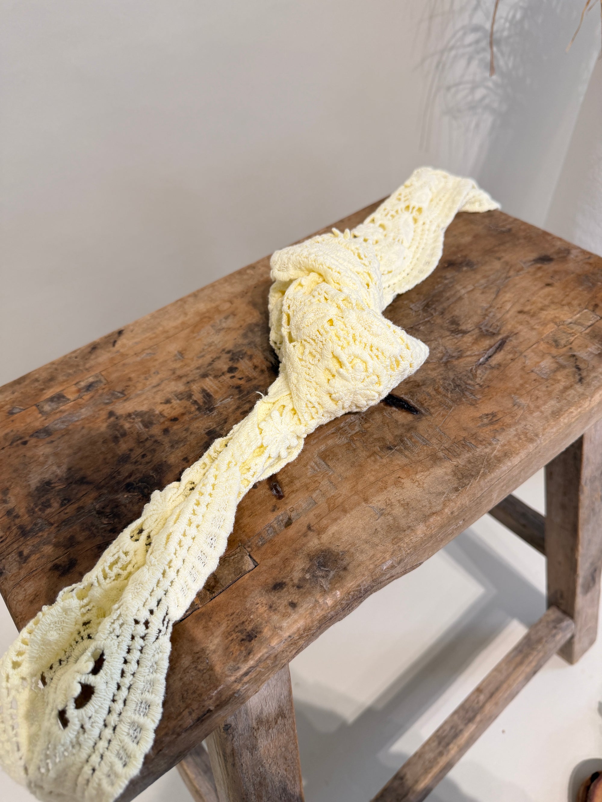 Tuch in Vanillegelb aus Bohospitze