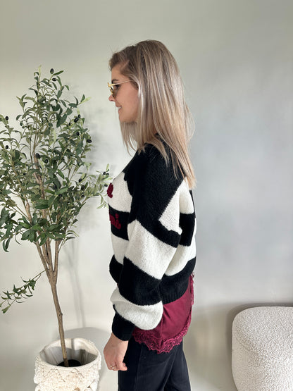 Pullover in Schwarz/Wollweiß gestreift mit Aufschrift in Bordeaux