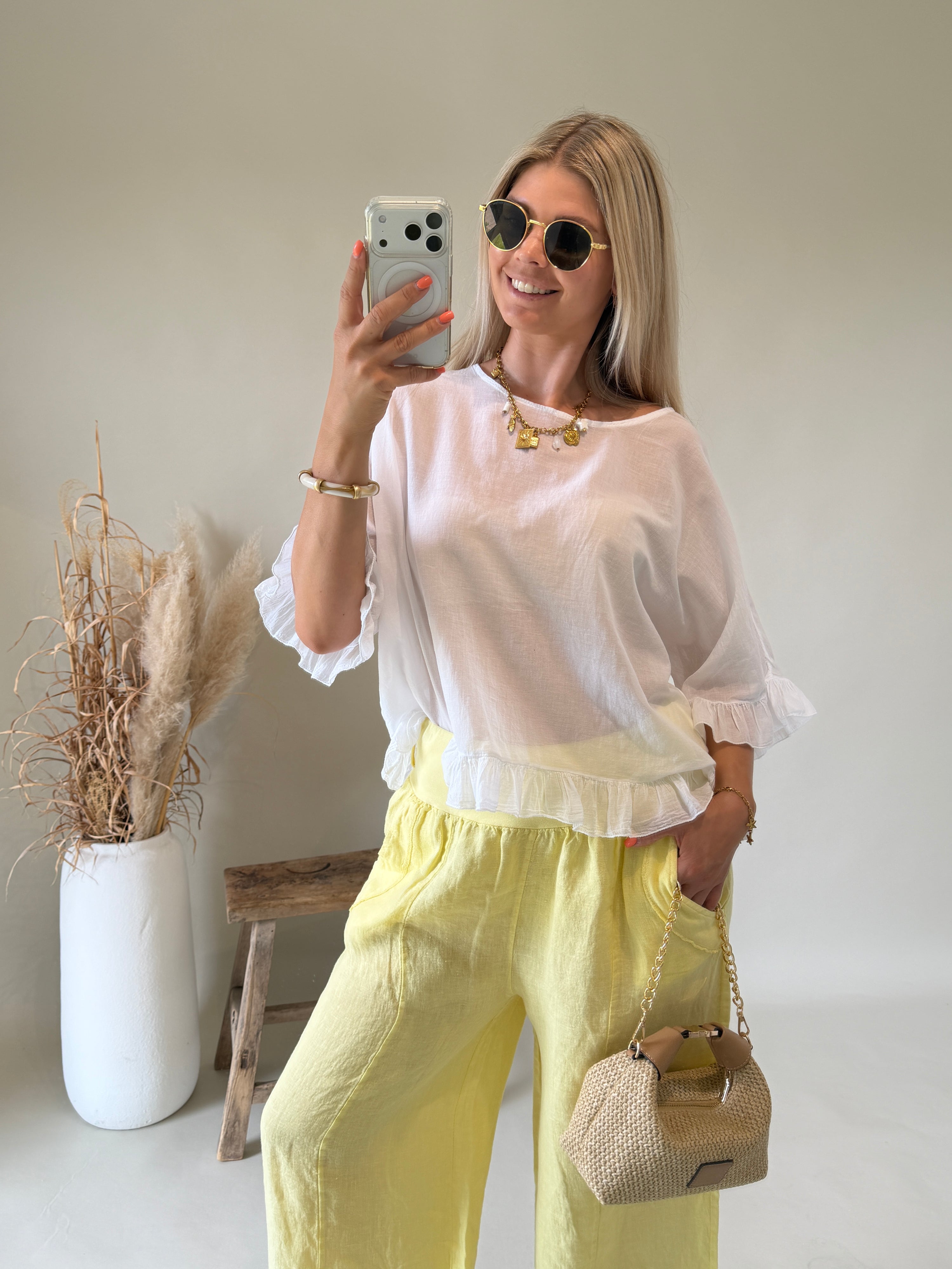 Bluse in Weiß mit Rüschen am Arm / Bund