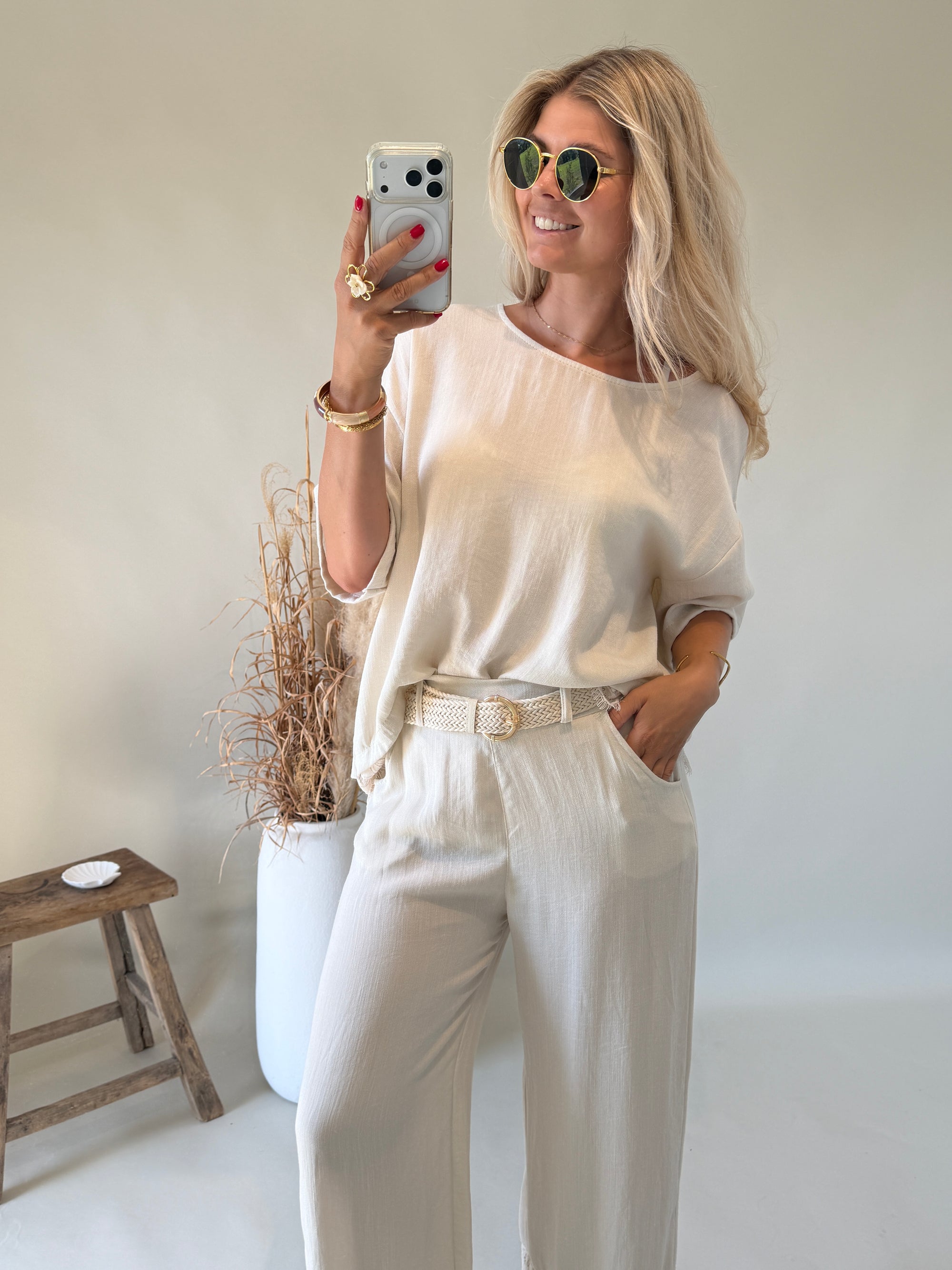 Bluse in Sand mit Spitze unten