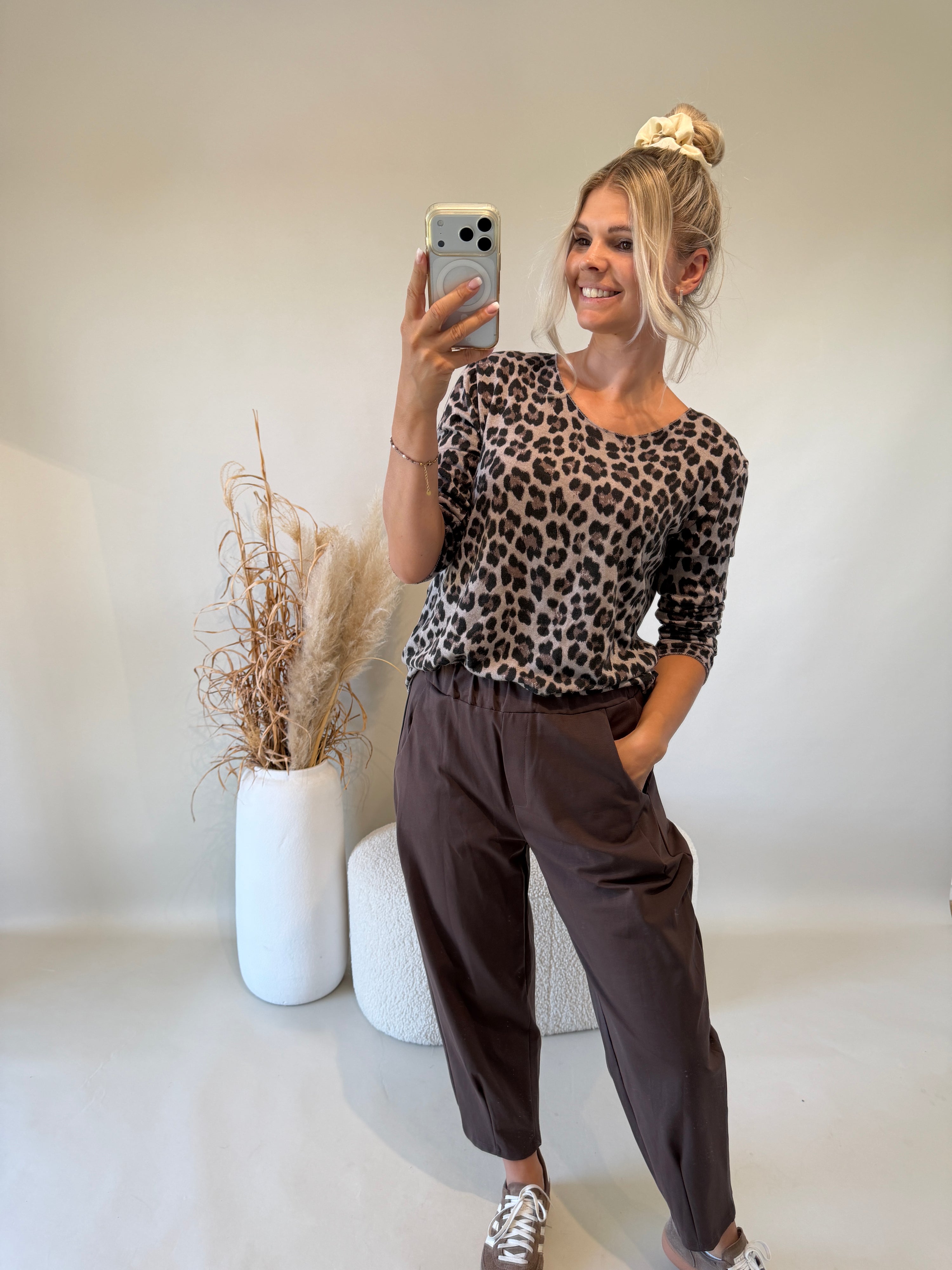 Shirt mit Leomuster in Nussbraun /  Schokobraun / Schwarz