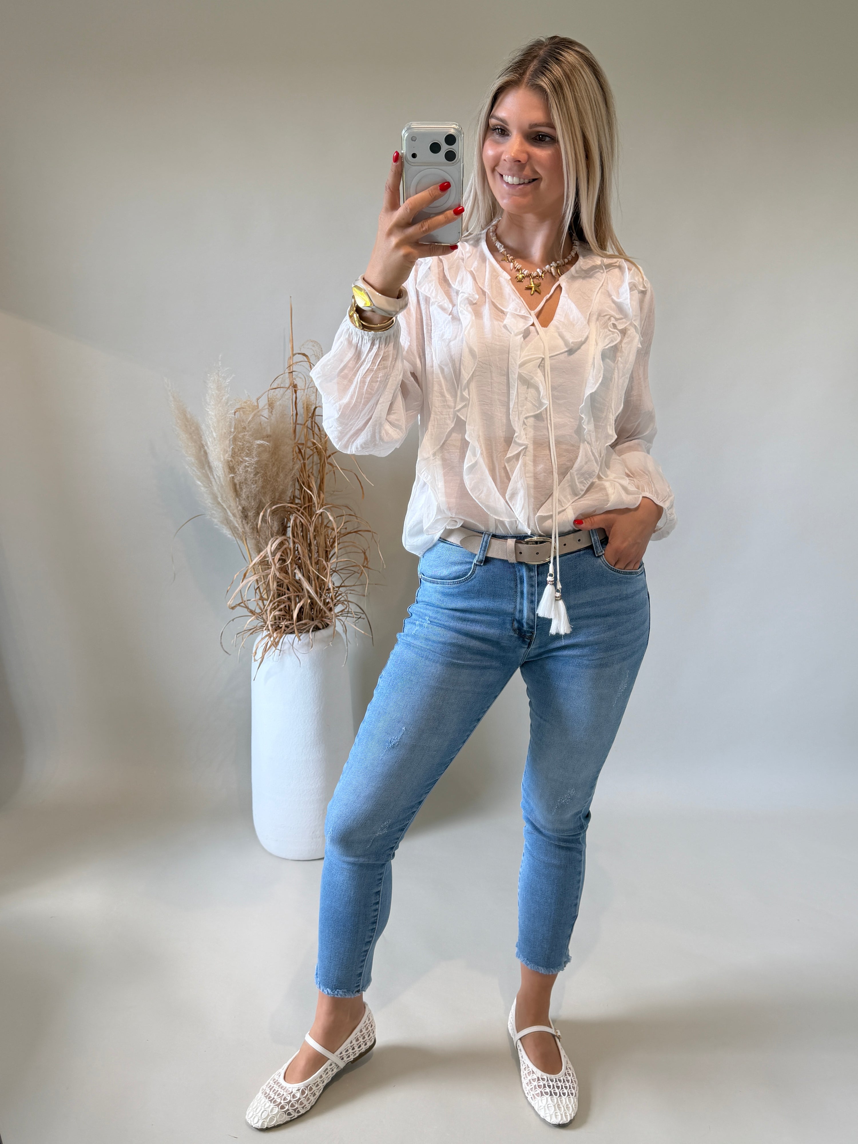 Bluse in Weiß mit Rüschen und Kordel vorne