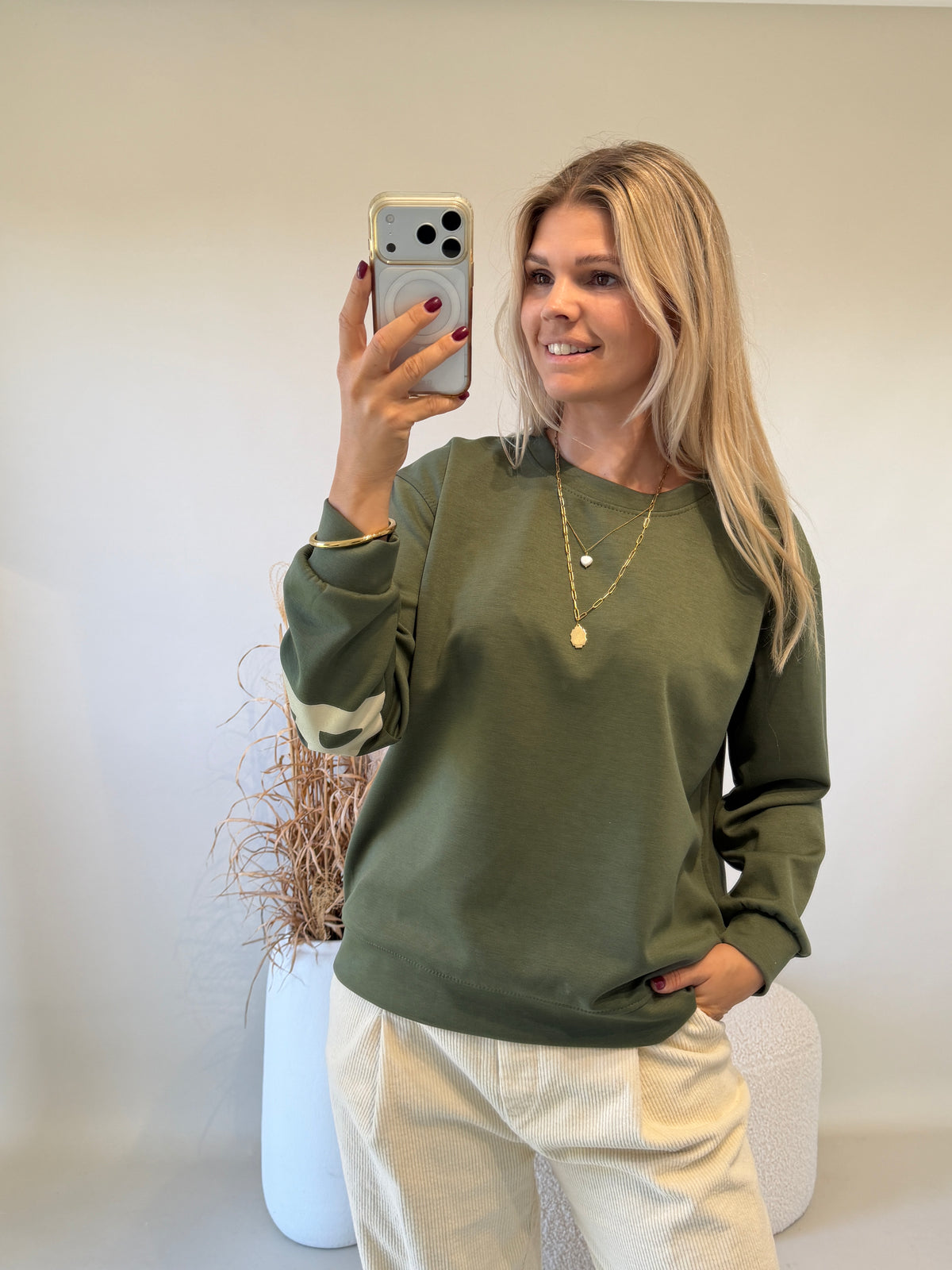 Sweatshirt in Olivgrün mit Aufdruck hinten