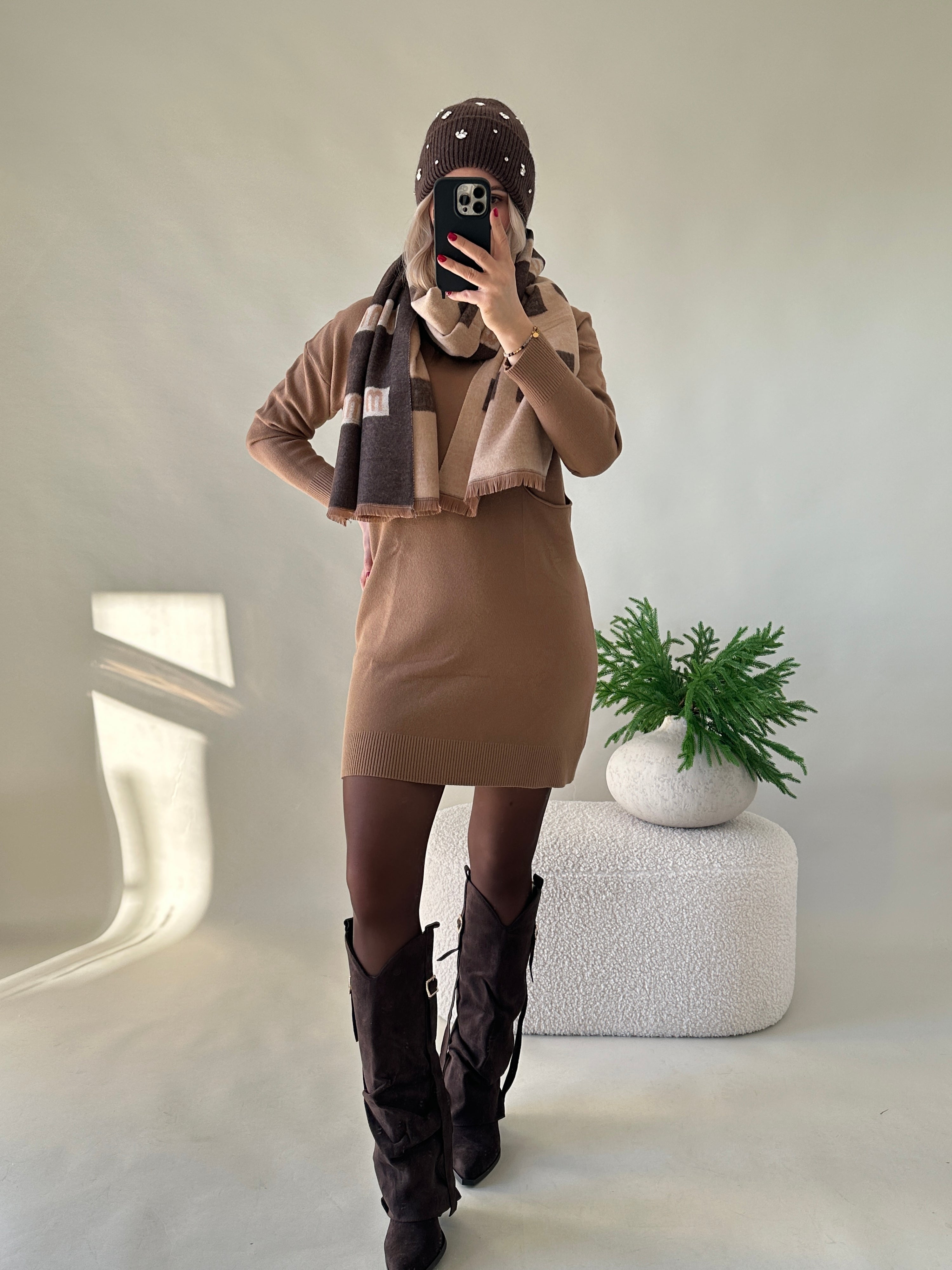 Strickkleid in Zimt mit kleiner Tasche vorne