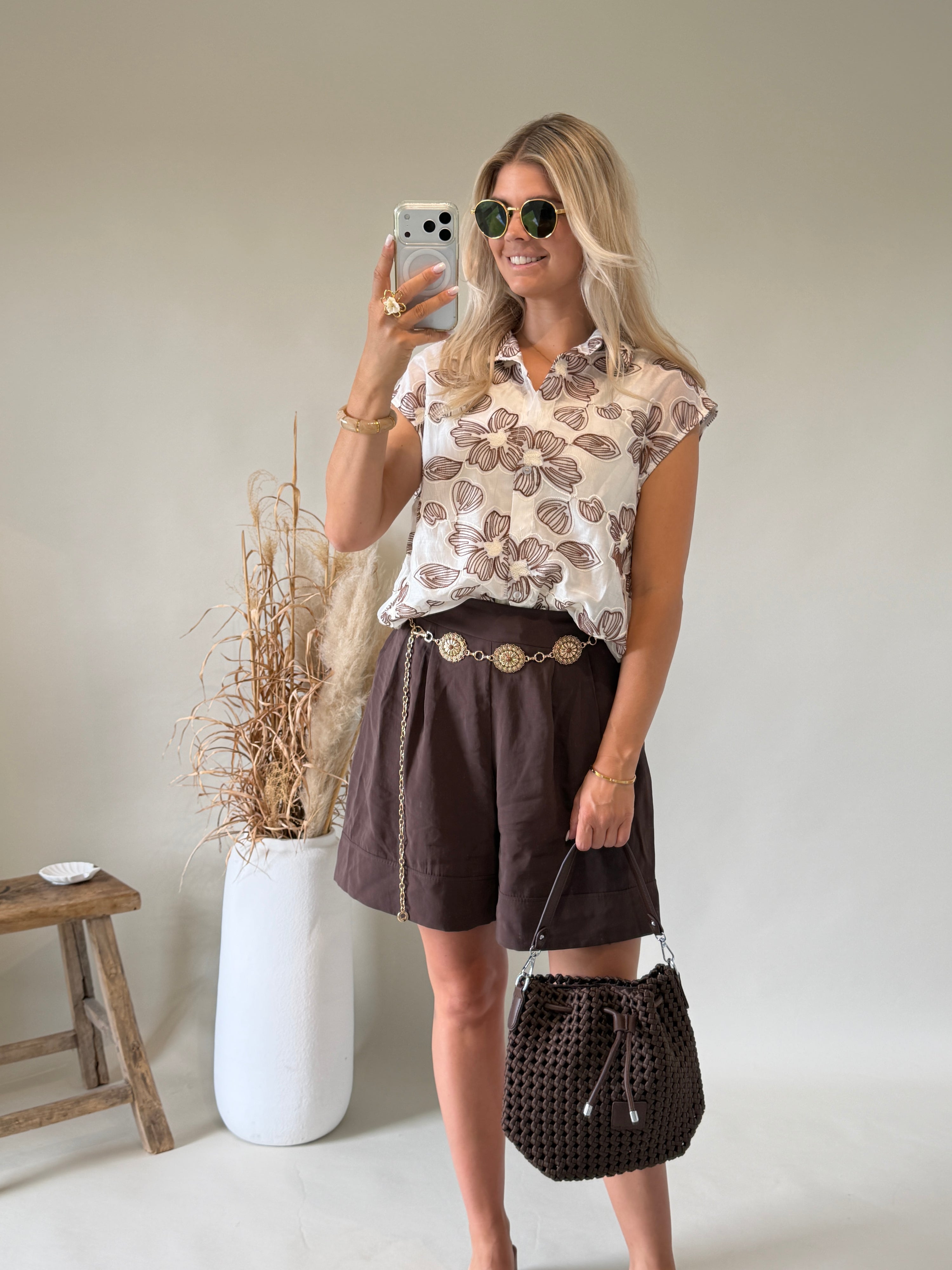 Bluse in Wollweiß mit Blumenstickerei in Schokobraun