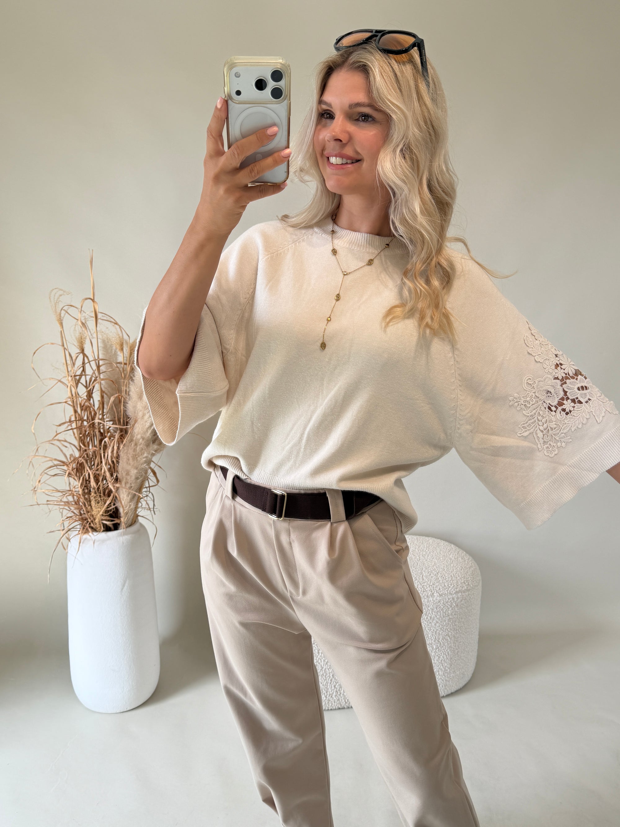 Pullover in Sand mit Spitze am Ärmel ( Kurzarm )