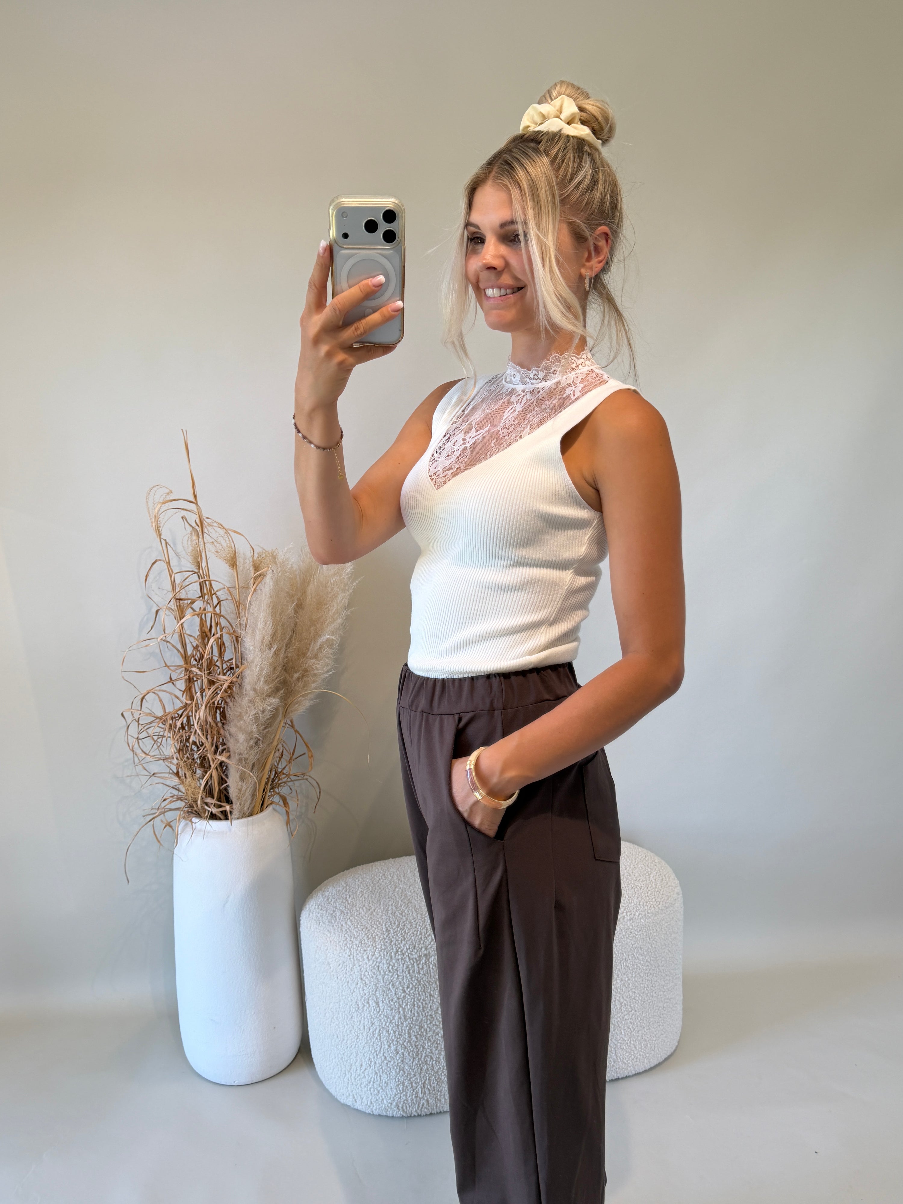 Shirt in Wollweiß mit Spitze am Ausschnitt ( Feinstrick )