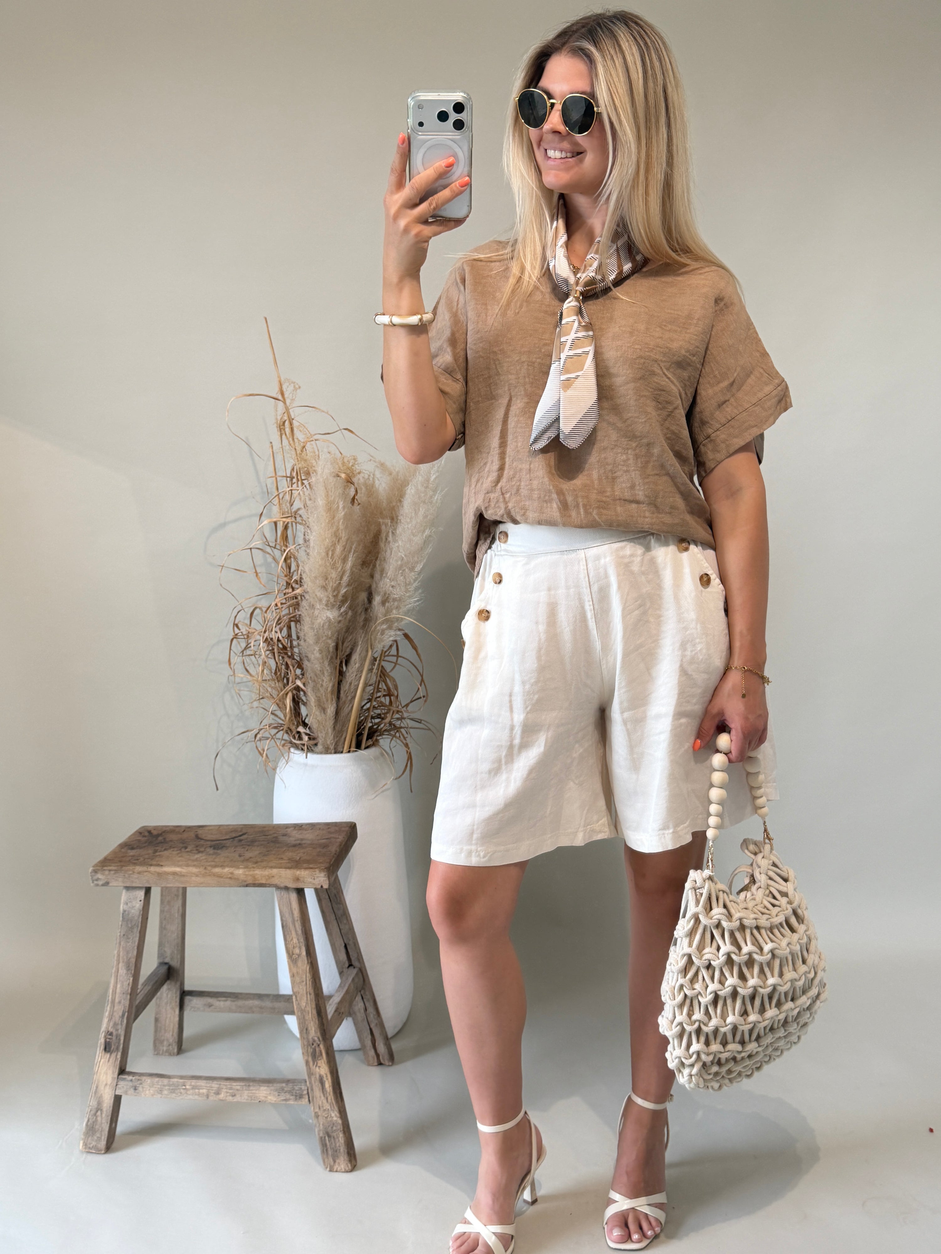 Bluse in Zimt mit Knöpfen hinten