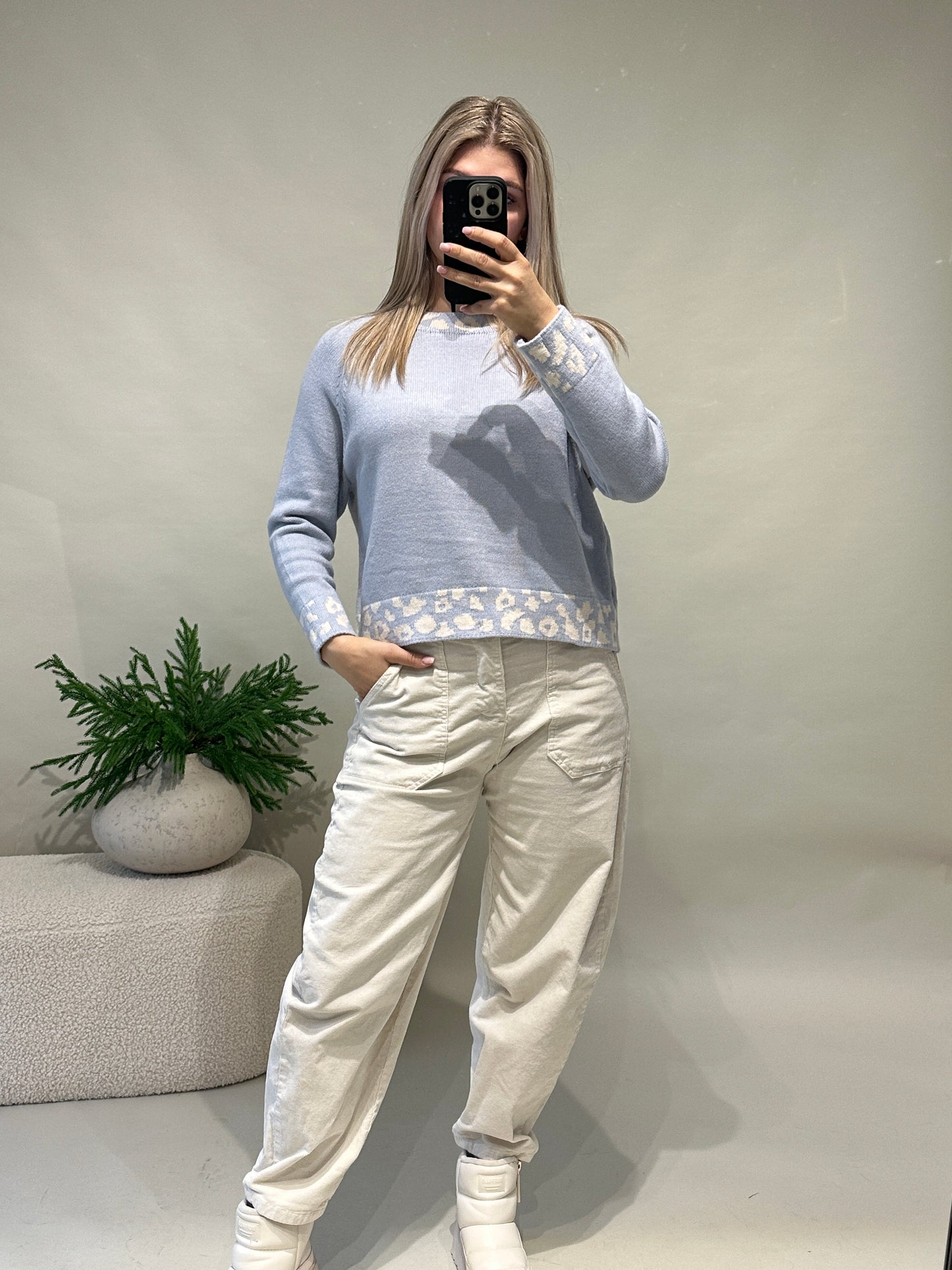 pullover in hellblau mit leomuster an bund und kragen