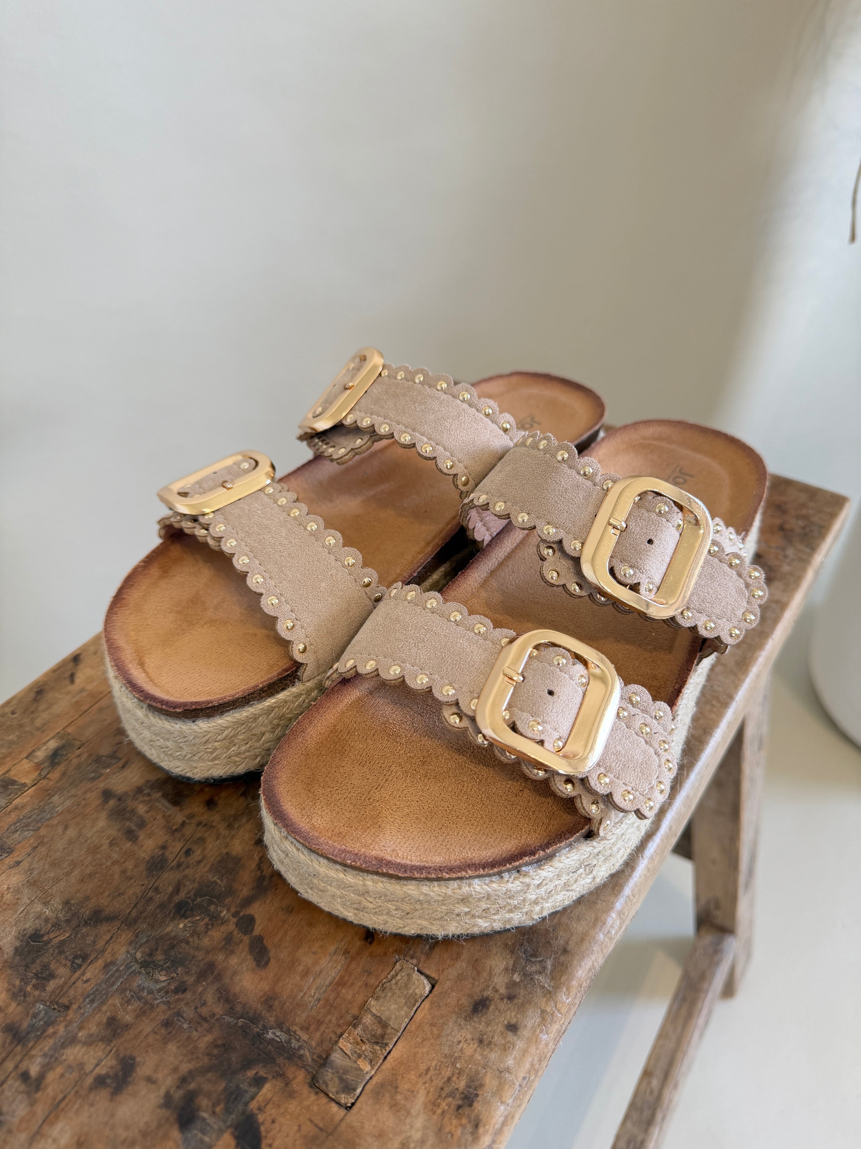 Pantolette in Beige mit Goldenen Nieten