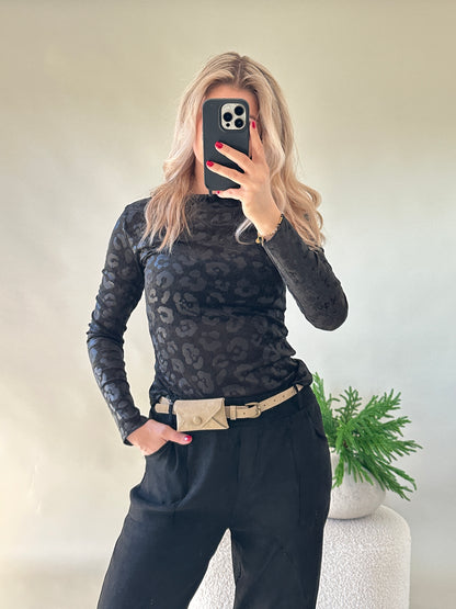 Shirt in Schwarz mit Leo-Muster