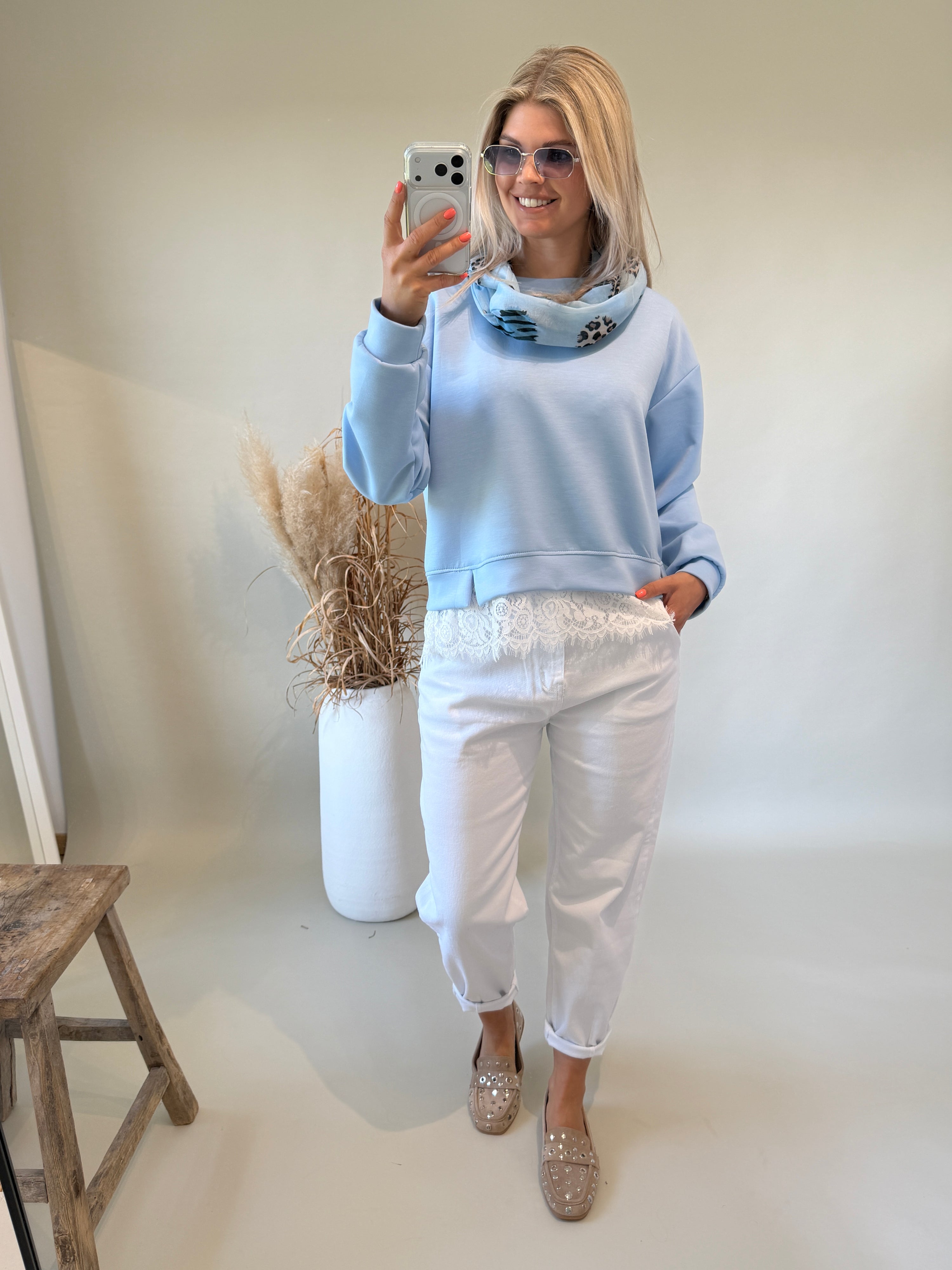 Sweatshirt in Hellblau mit Spitze unten