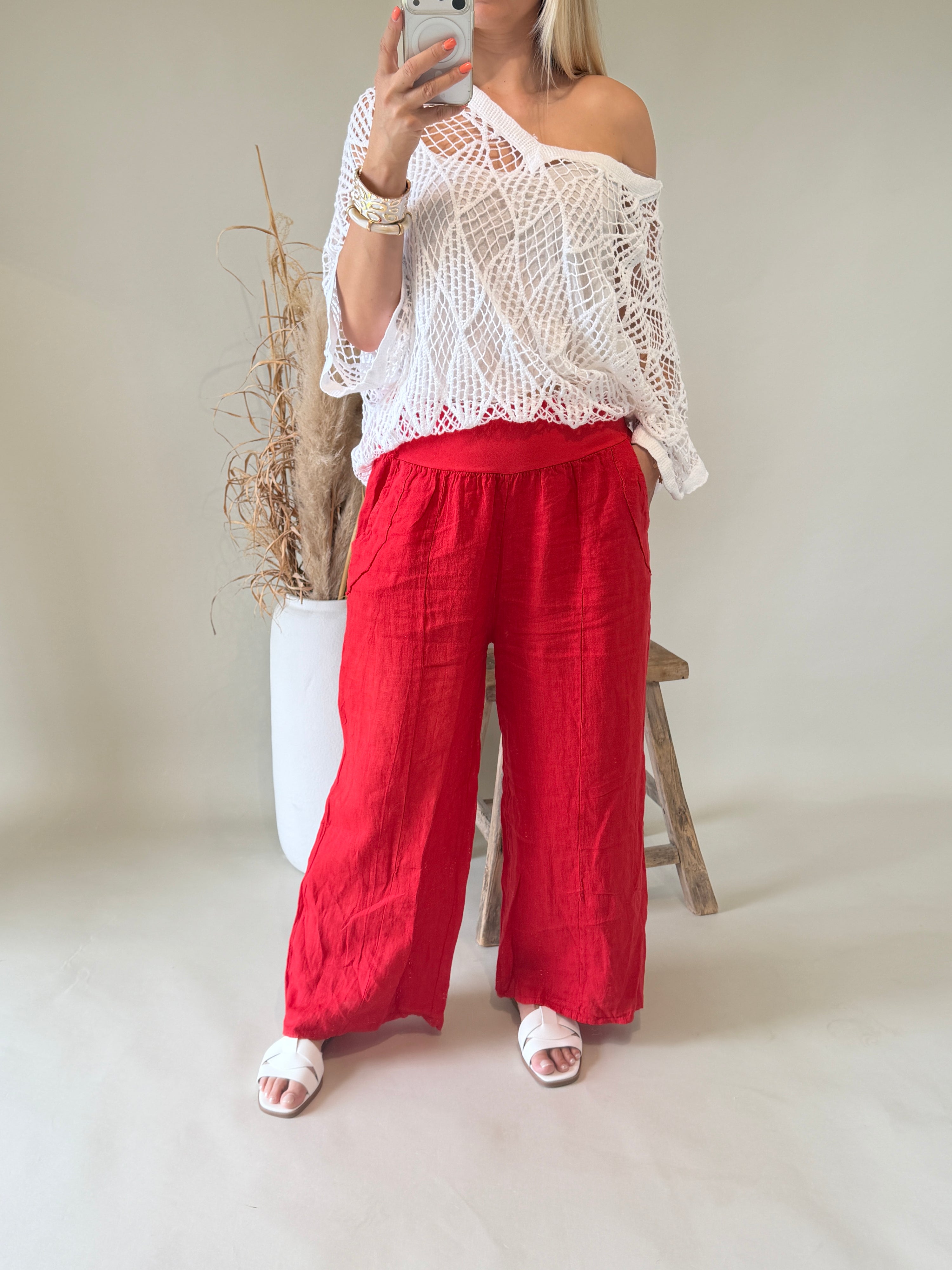 Hose in Rot mit Gürtel und weitem Bein