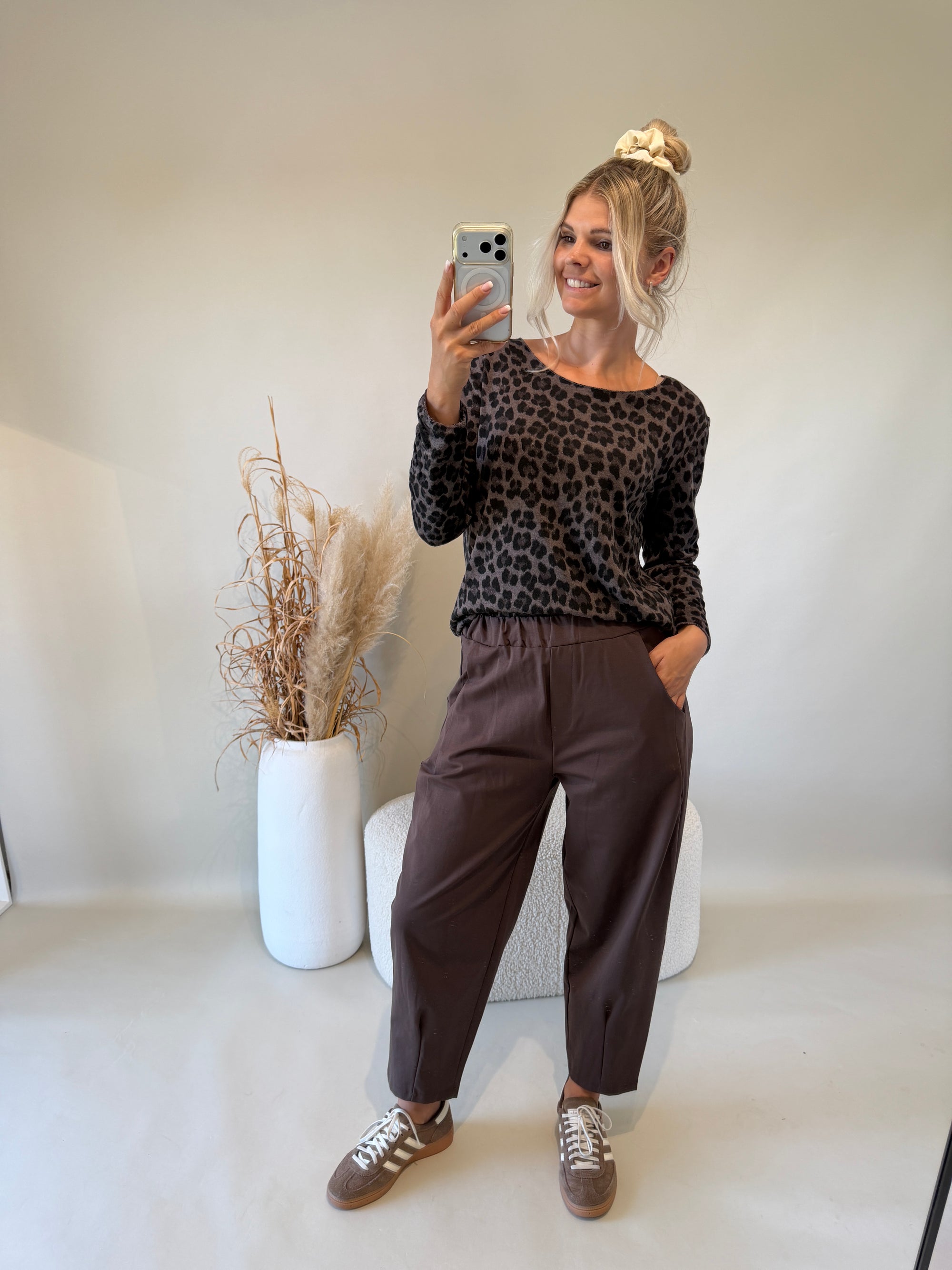 Shirt mit Leomuster in Braun / Schwarz