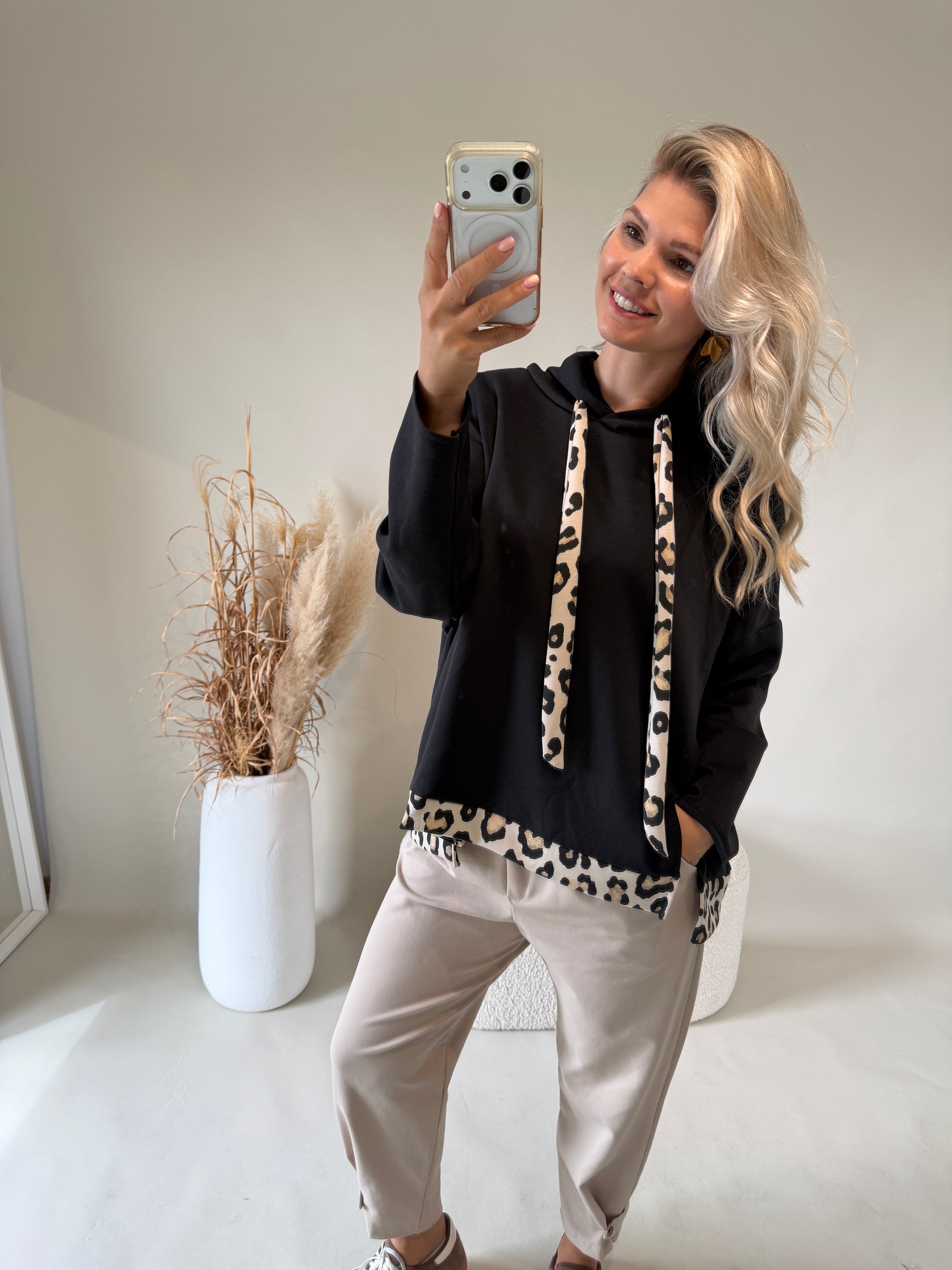 Sweatshirt in Schwarz mit Kapuze