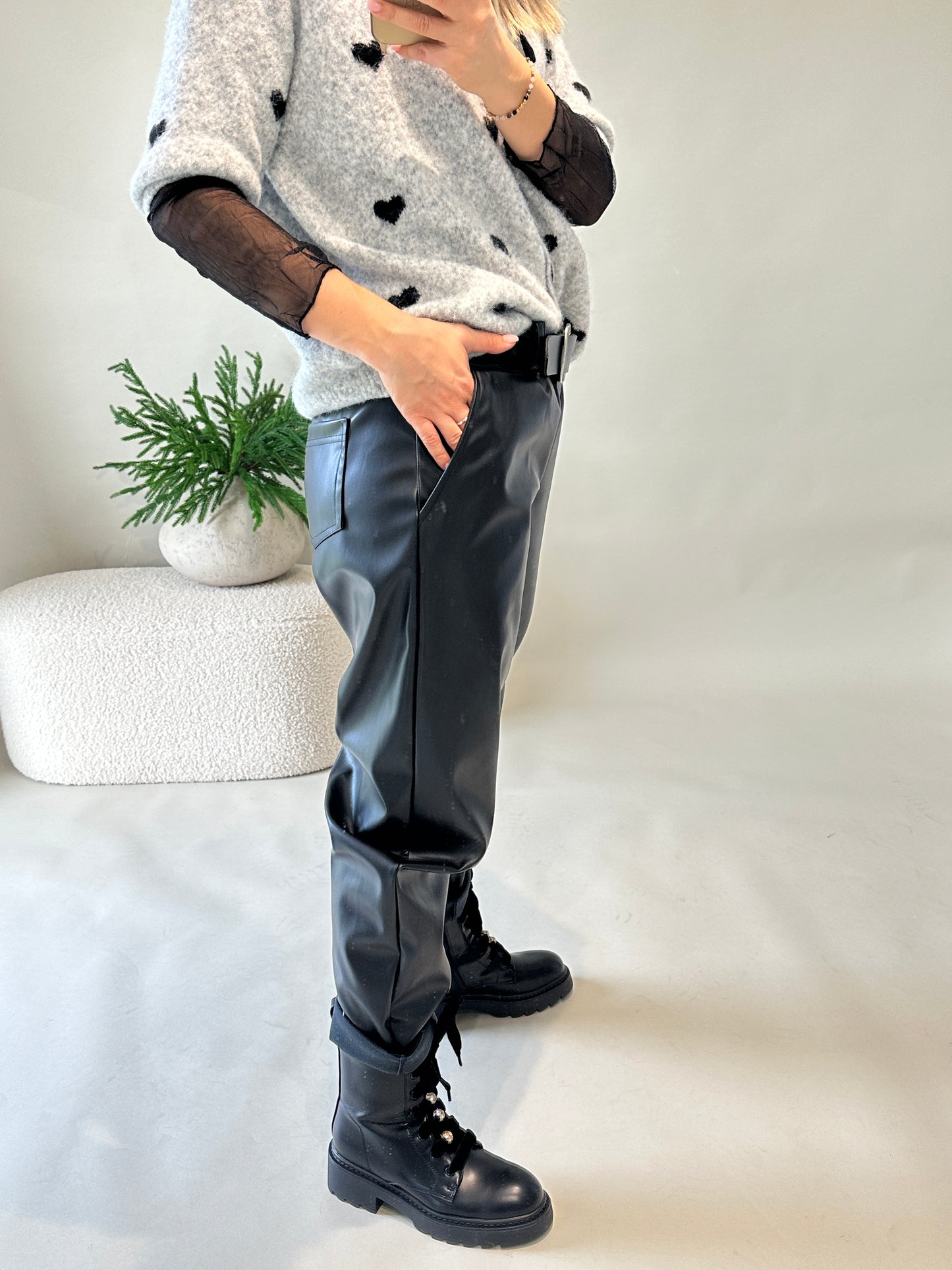 hose in schwarz leder-optik mit gürtel