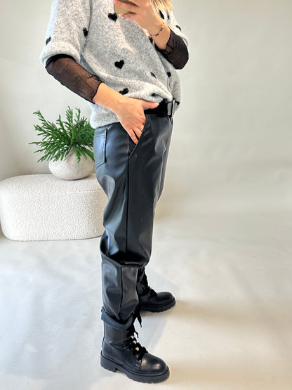 Hose in Schwarz Leder-Optik mit Gürtel