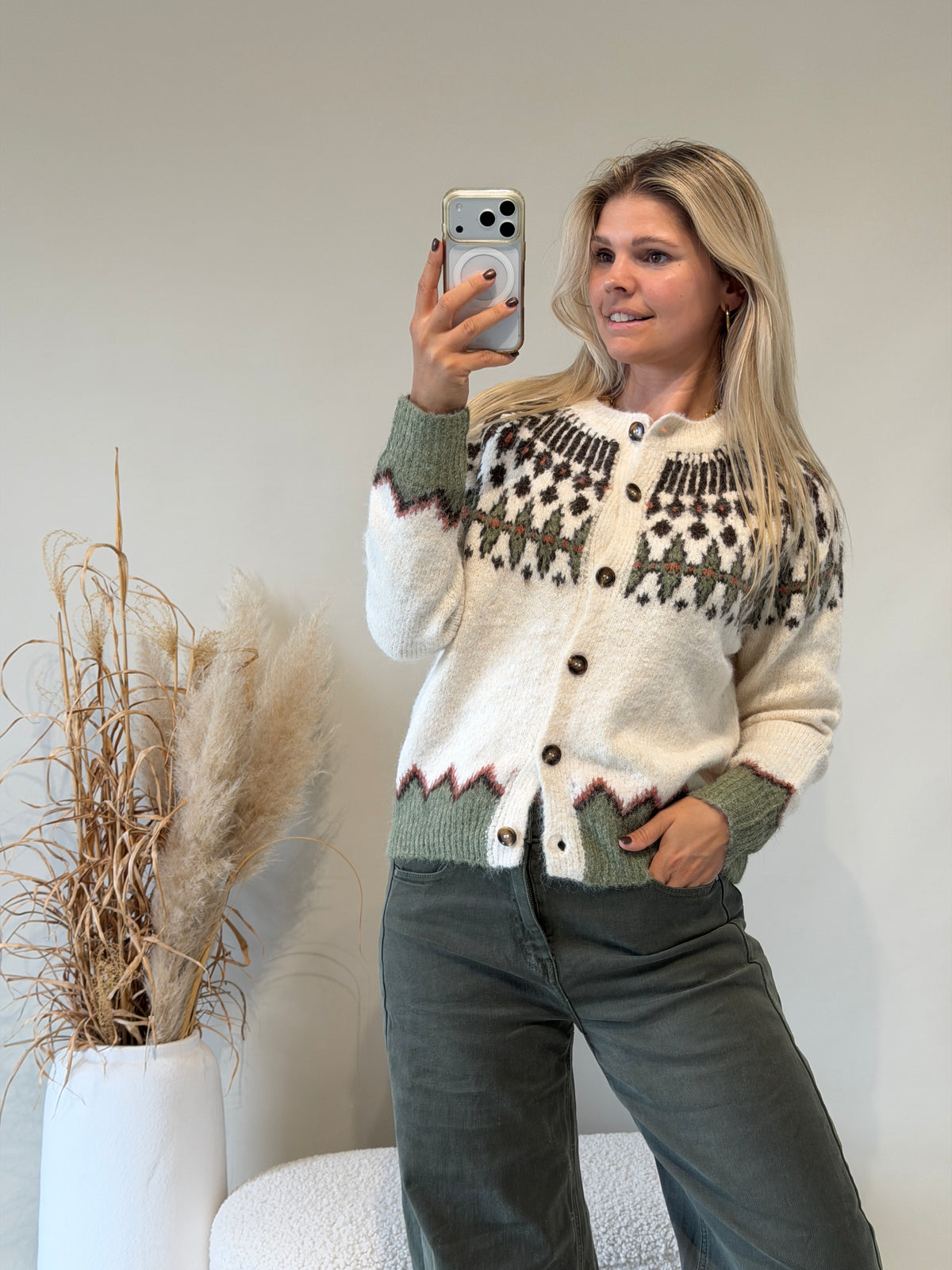 Strickjacke in Olivgrün mit Muster in Wollweiß / Schokobraun