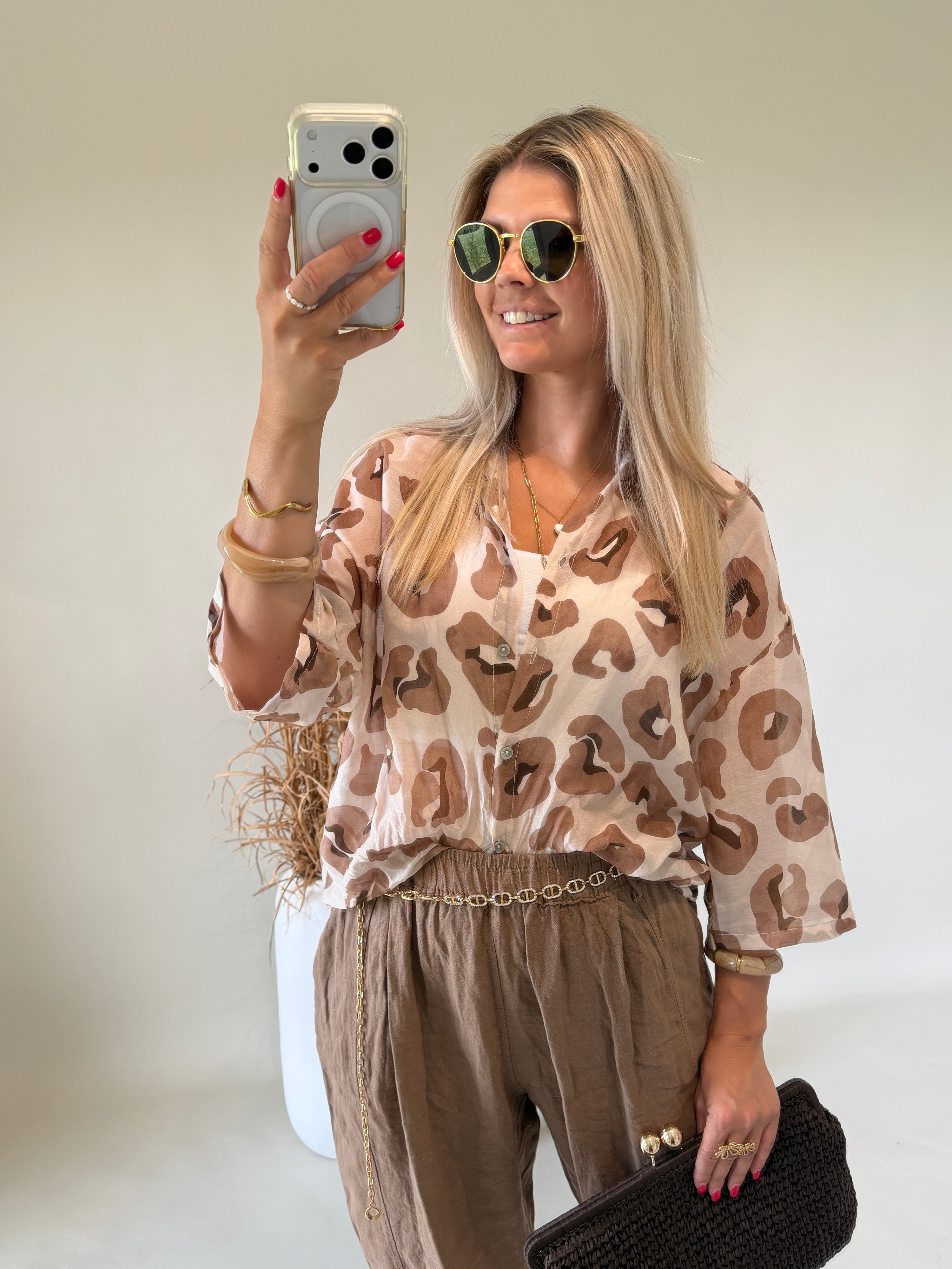 Bluse in Beige mit Leomuster in Zimt / Dunkelbraun