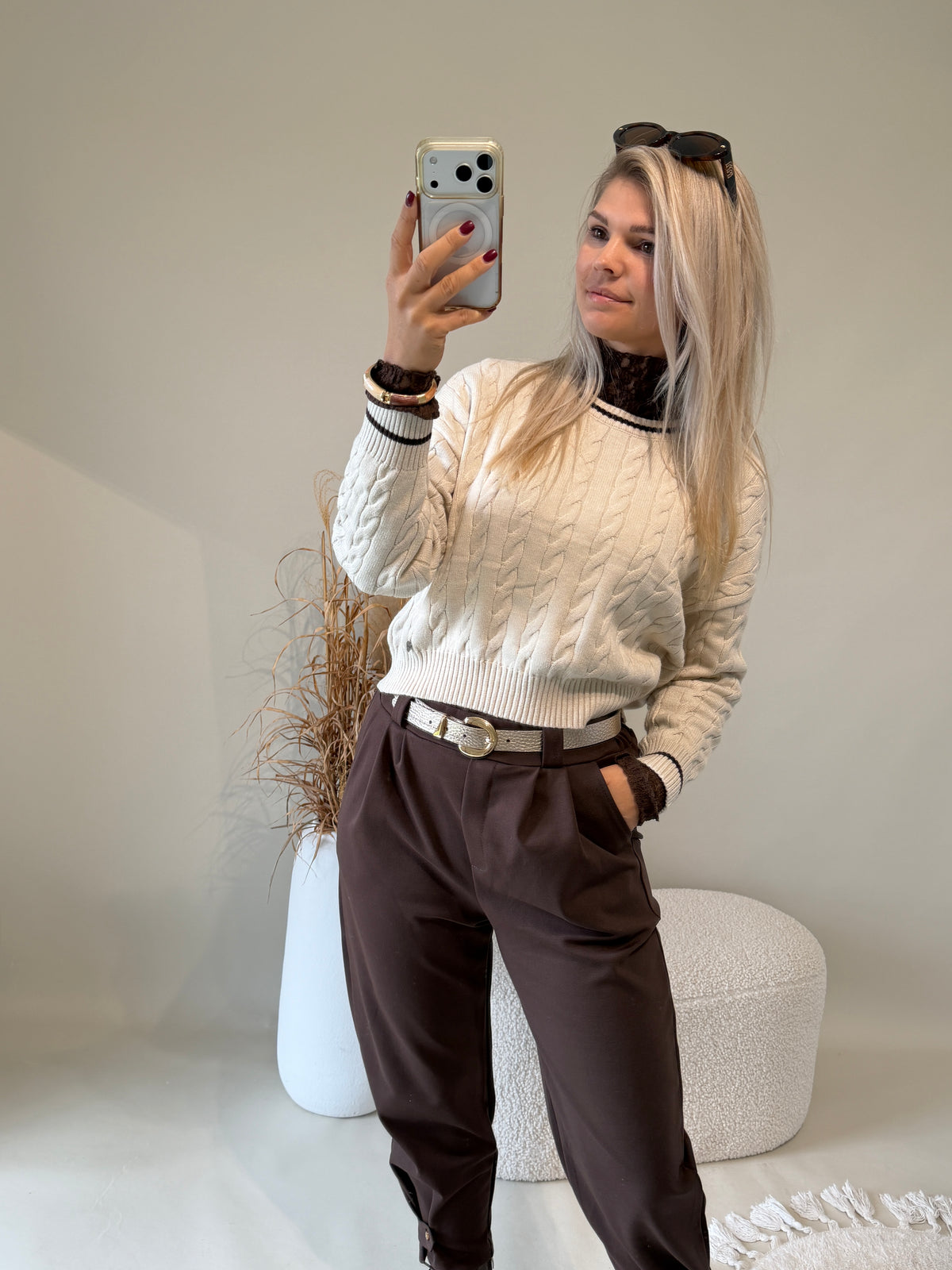 Pullover in Sand mit  feinen Zopfmuster