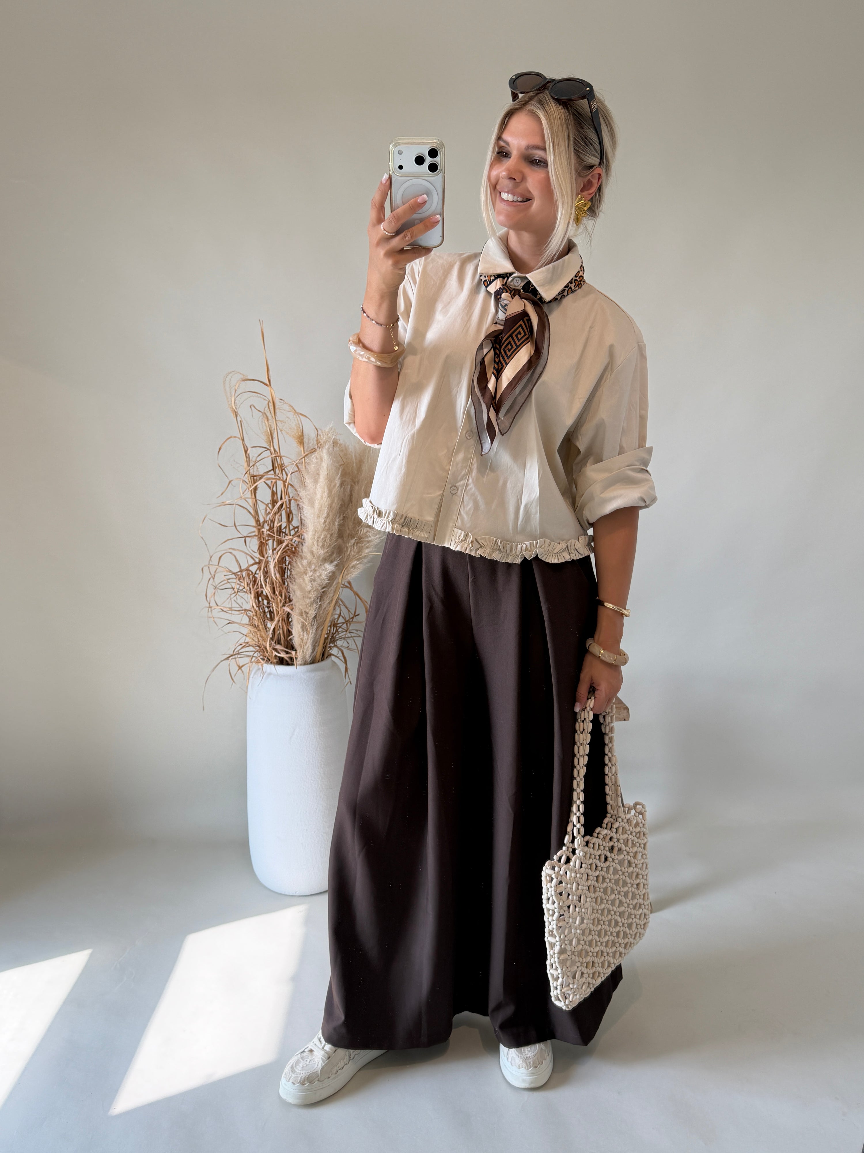 Bluse in Beige mit Rüschen unten