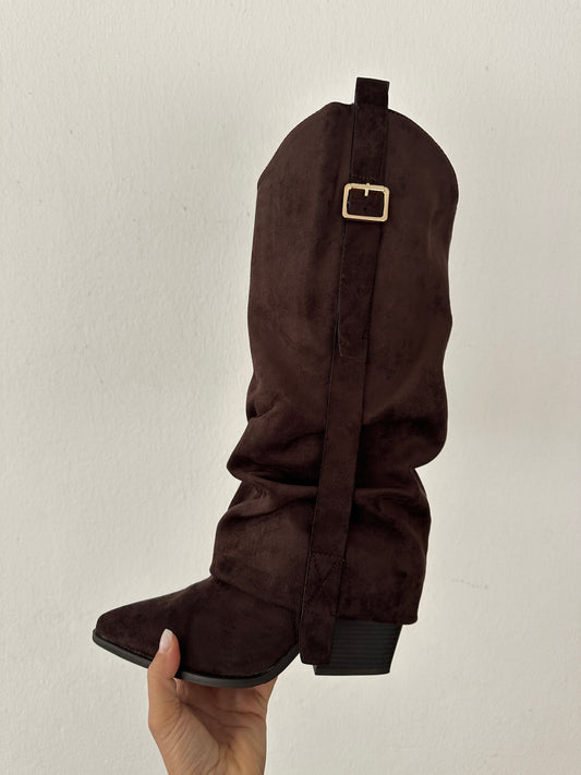 Stiefel in Schokobraun in Wildlederoptik