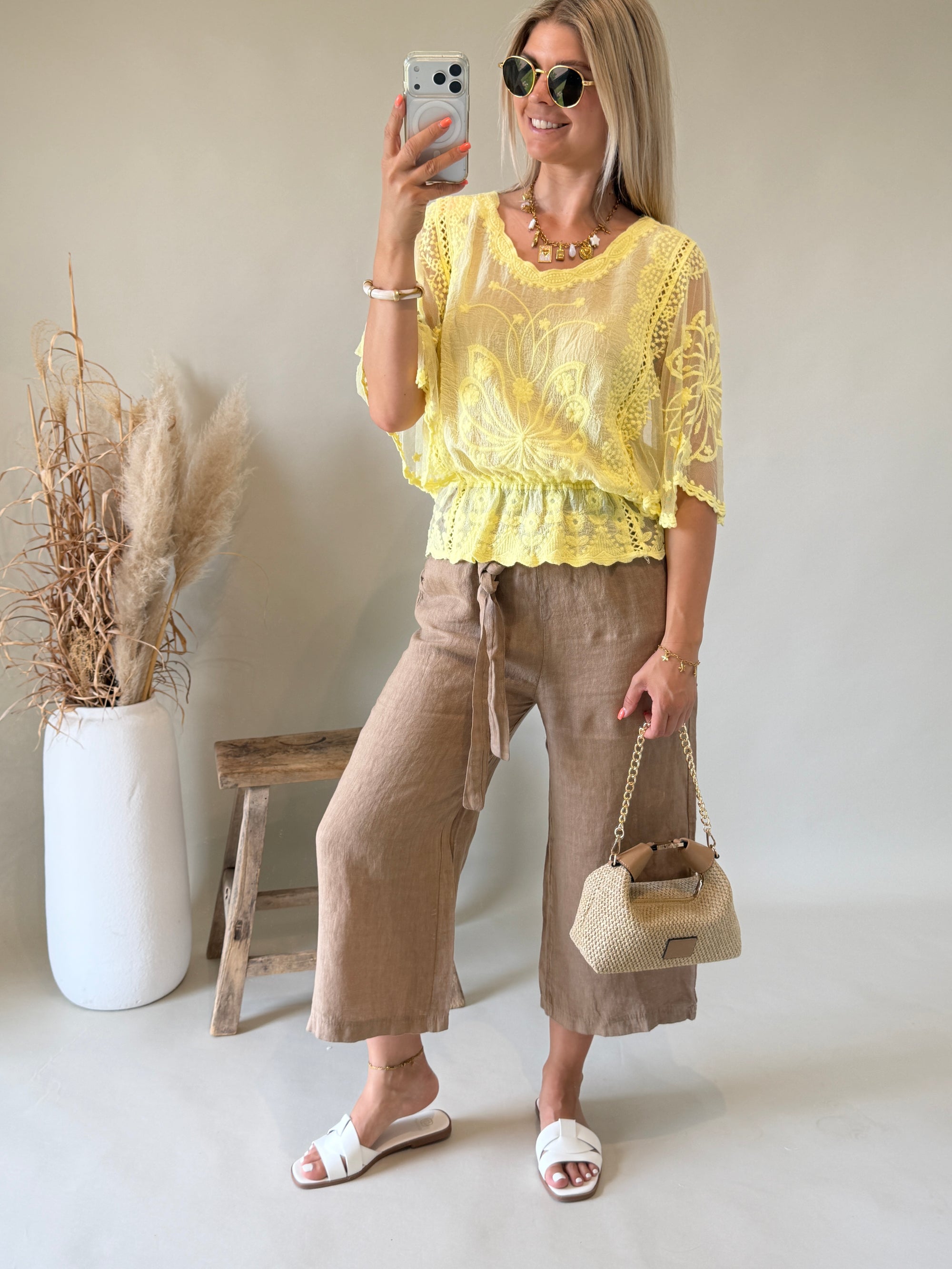 Bluse in Zitronengelb aus Spitze mit weitem Arm
