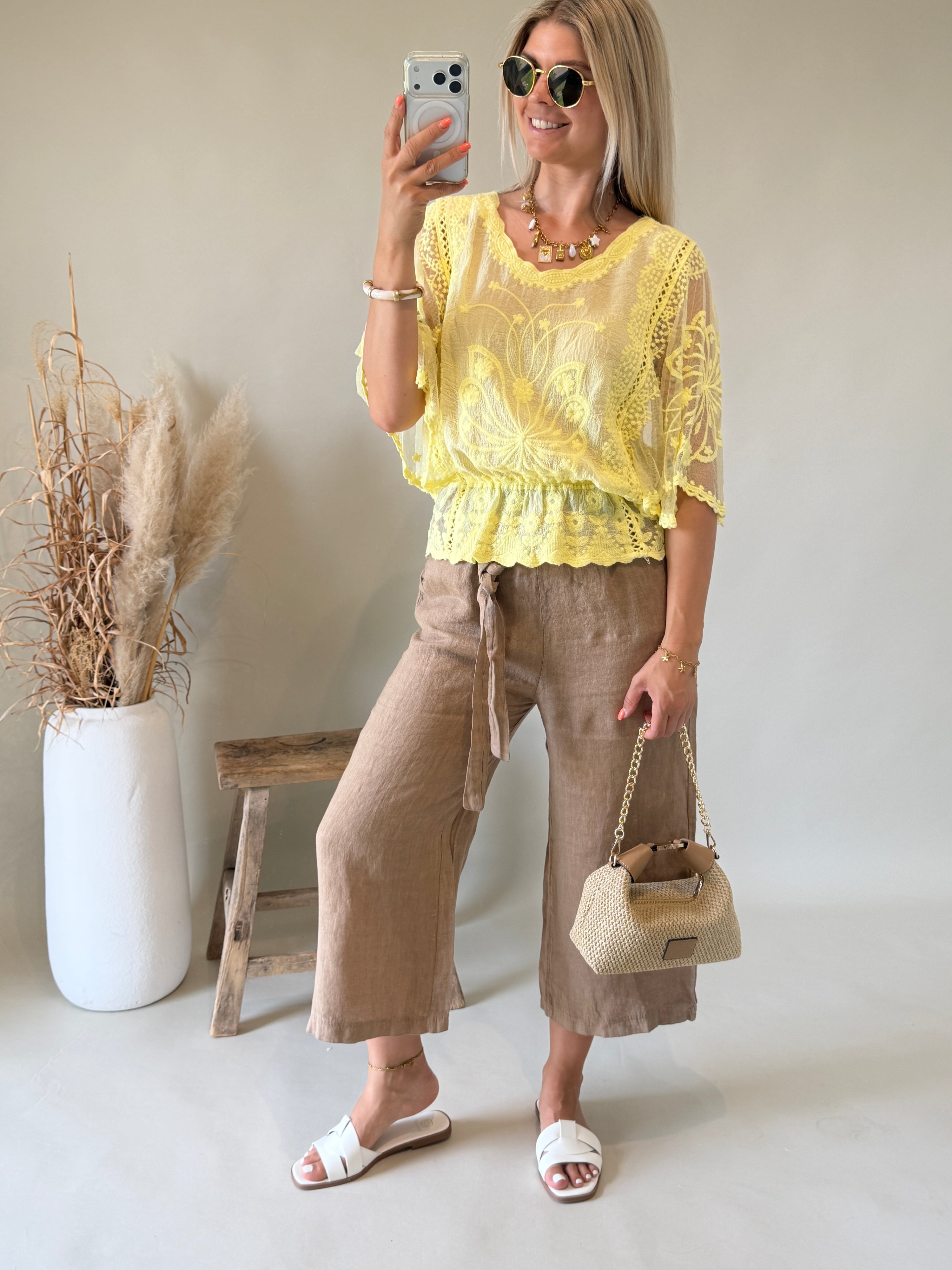 Bluse in Zitronengelb aus Spitze mit weitem Arm