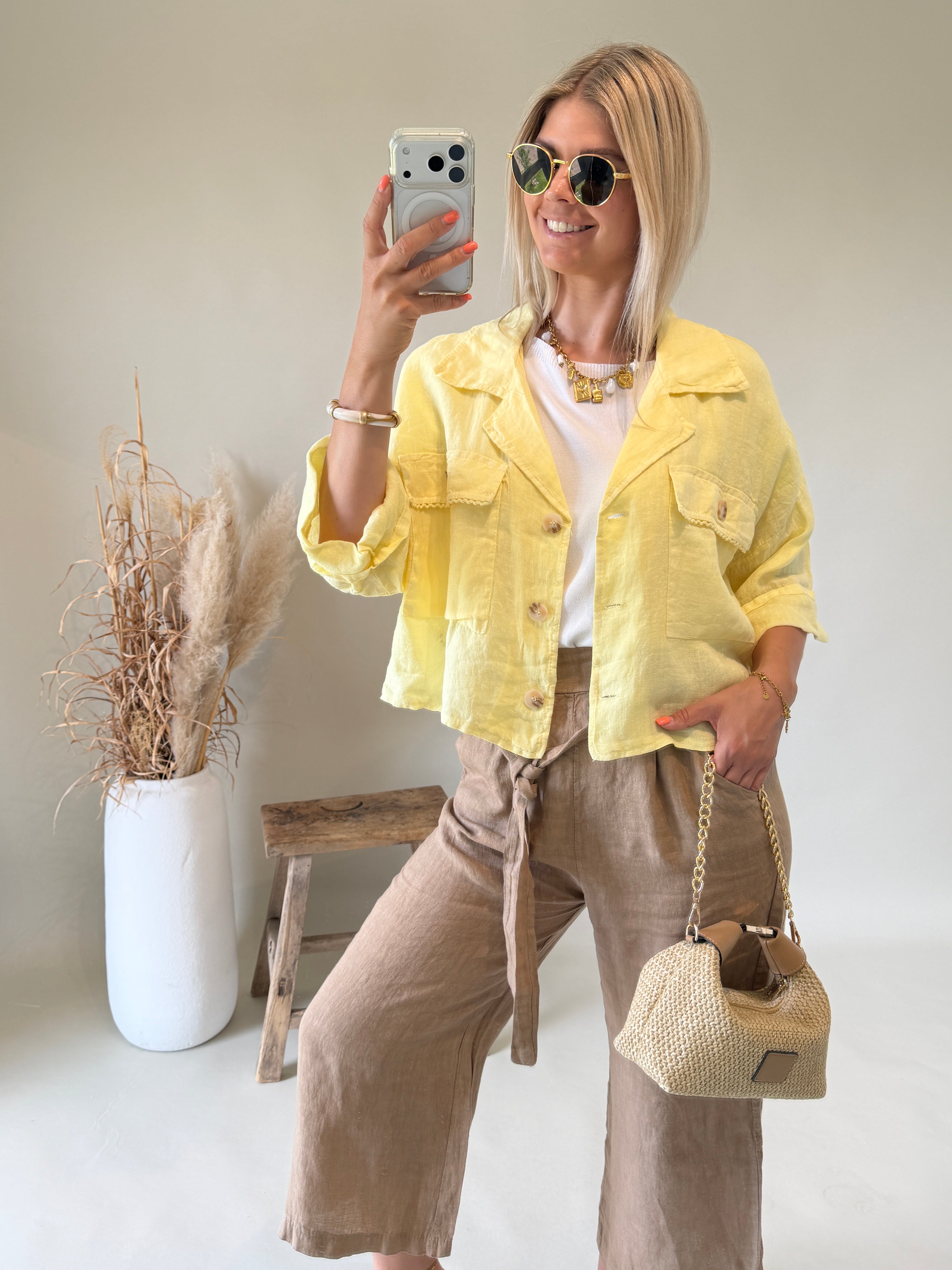 Jacke in Zitronengelb mit Taschen vorne und Spitze