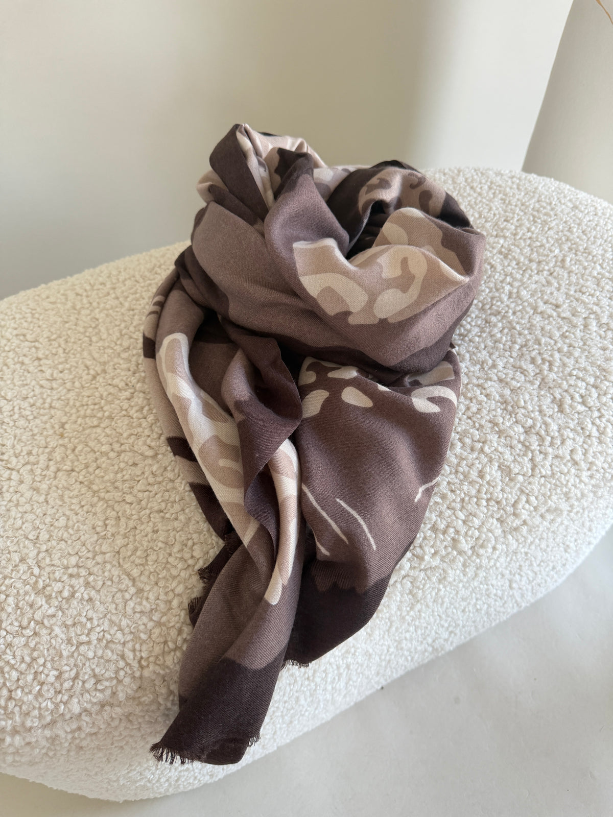 Schal in Schokobraun / Beige mit Leo - Muster