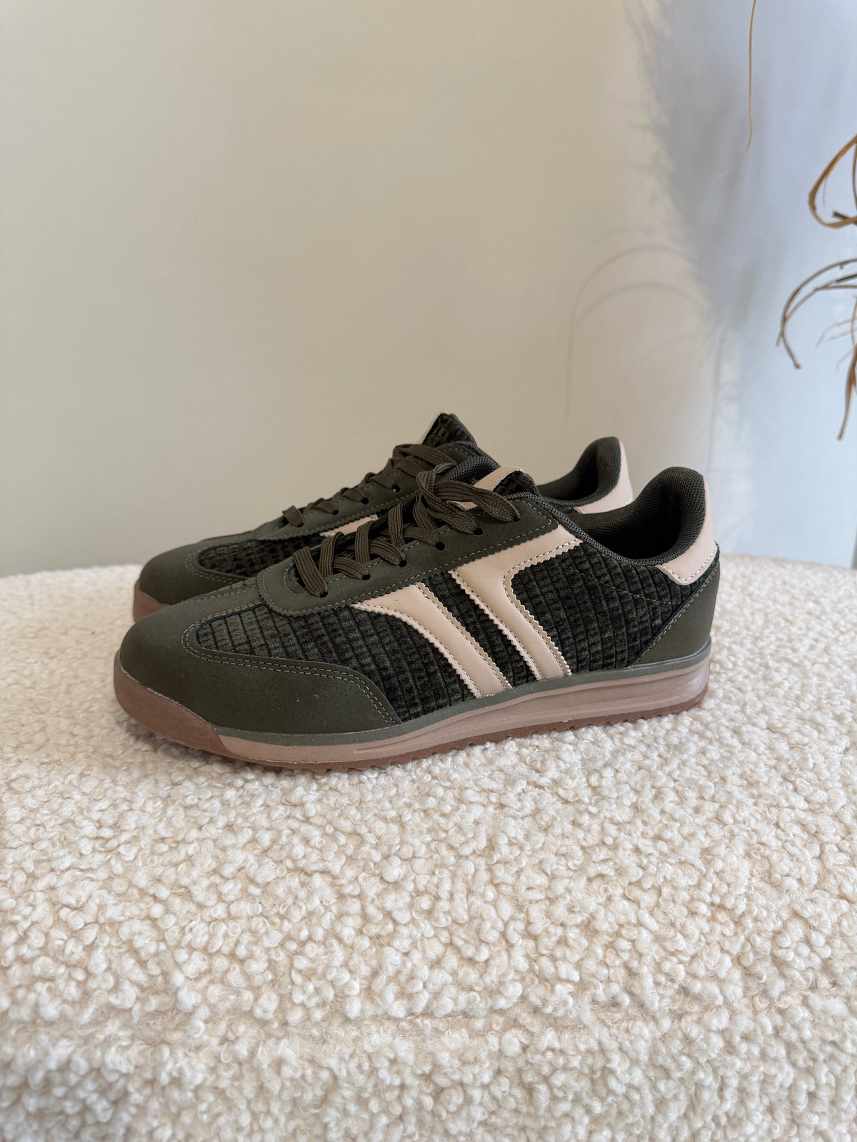 Sneaker in Olivgrün / Wollweiß