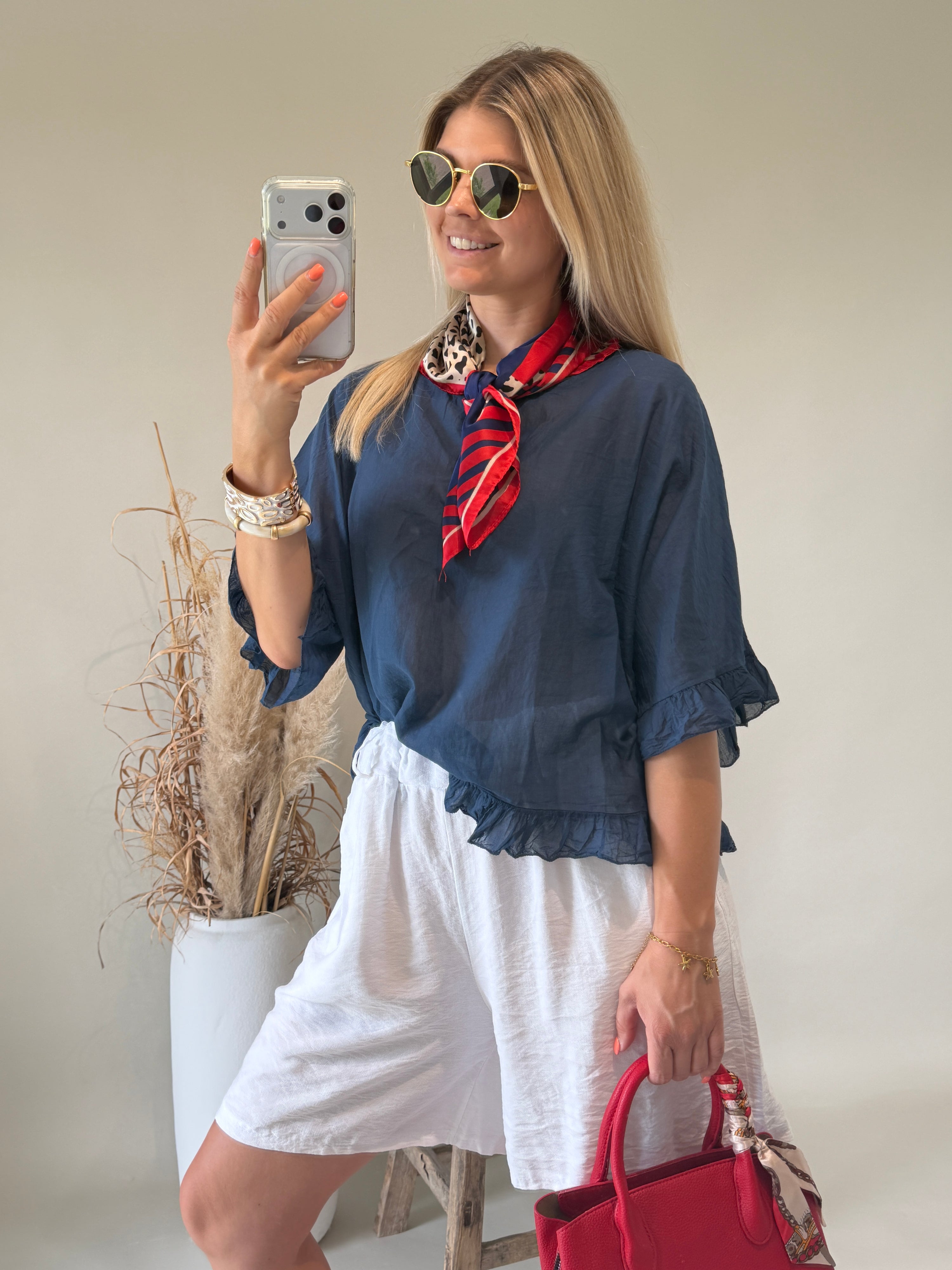 Bluse in Dunkelblau mit Rüschen am Arm / Bund