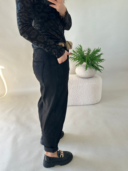 Hose in Schwarz mit Gürtel (Samtoptik)