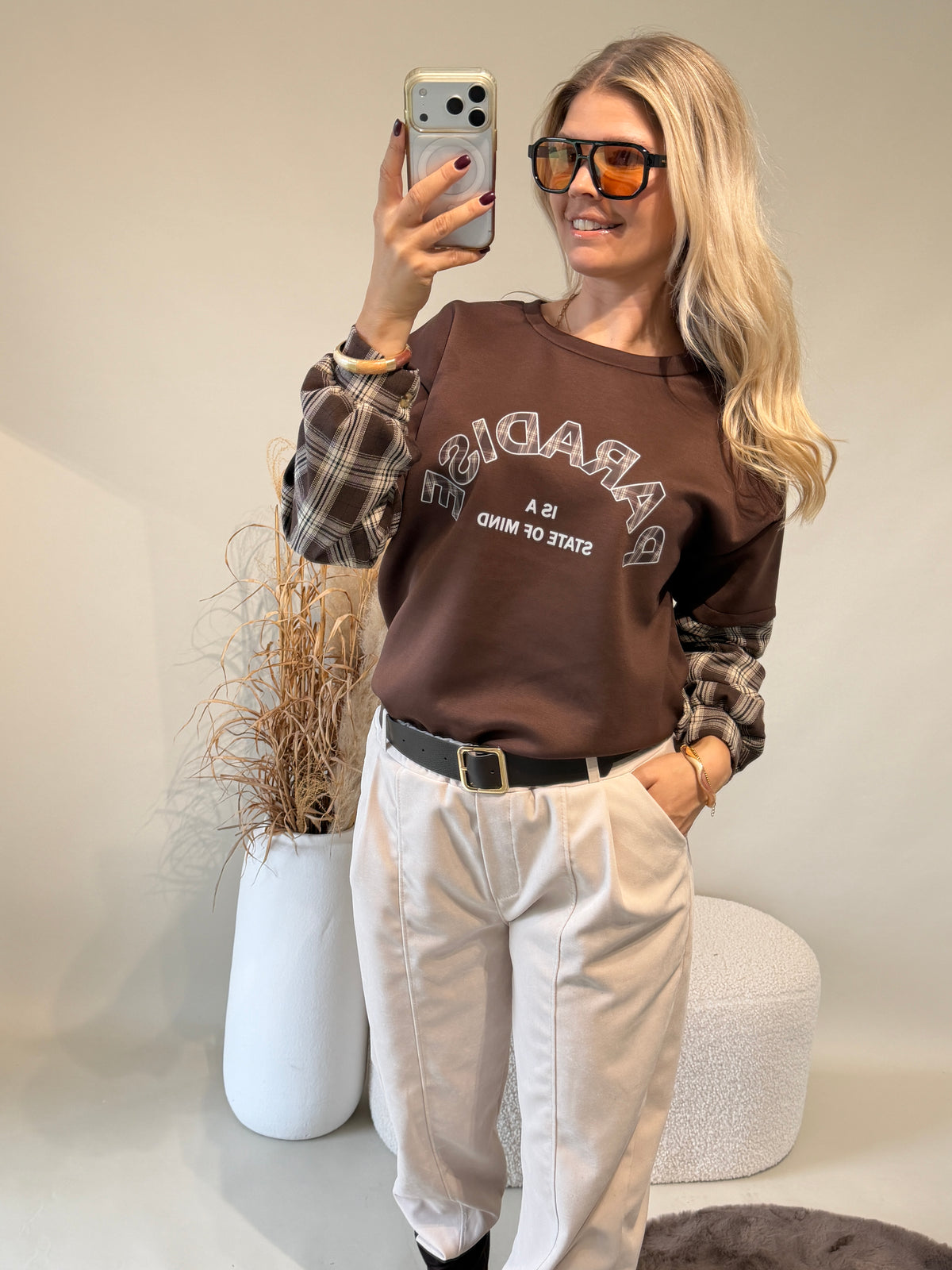 Sweatshirt in Schokobraun mit Karoeinsatz am Arm