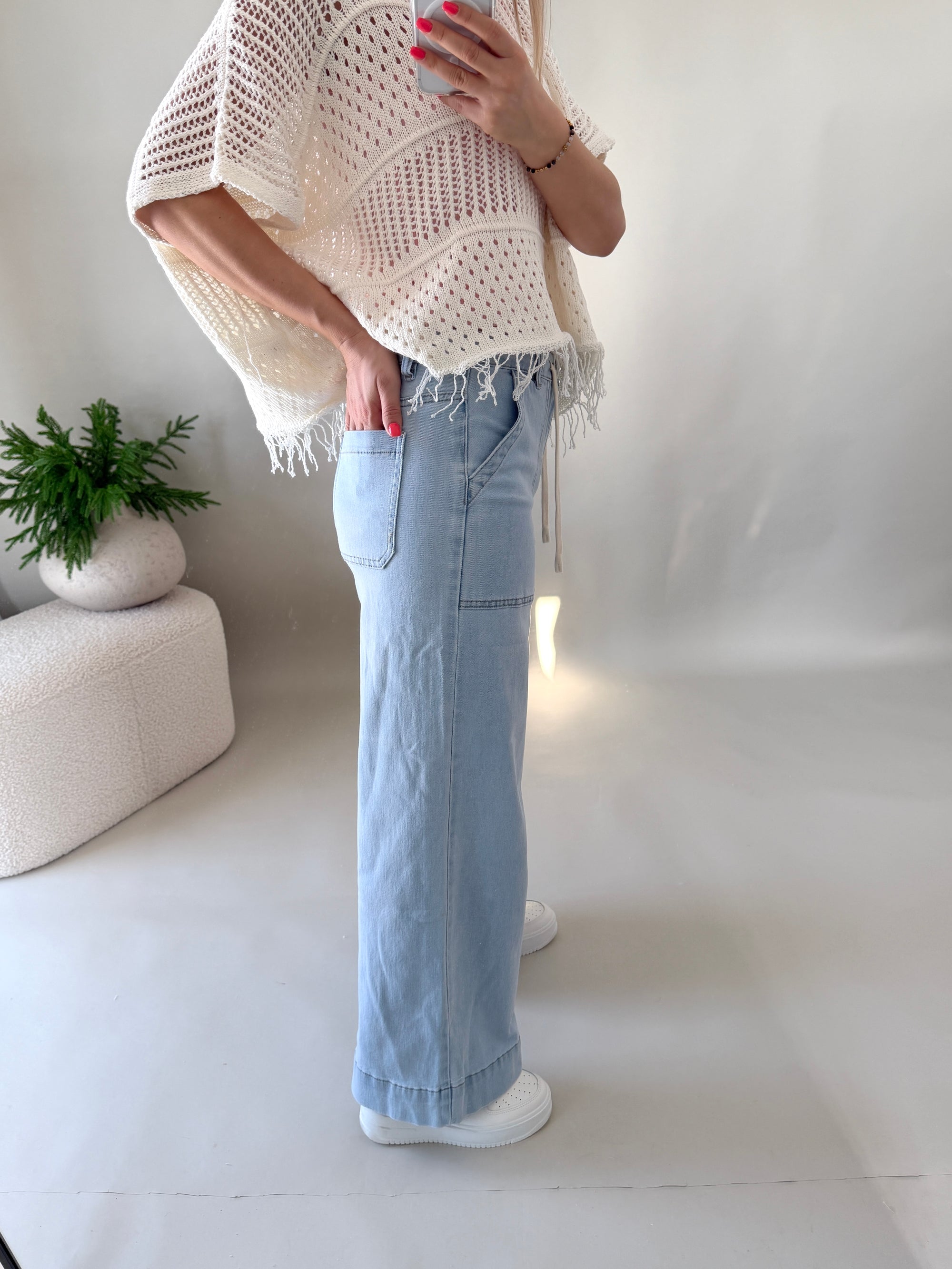 Jeans in heller Auswaschung mit weitem Bein und Kordel