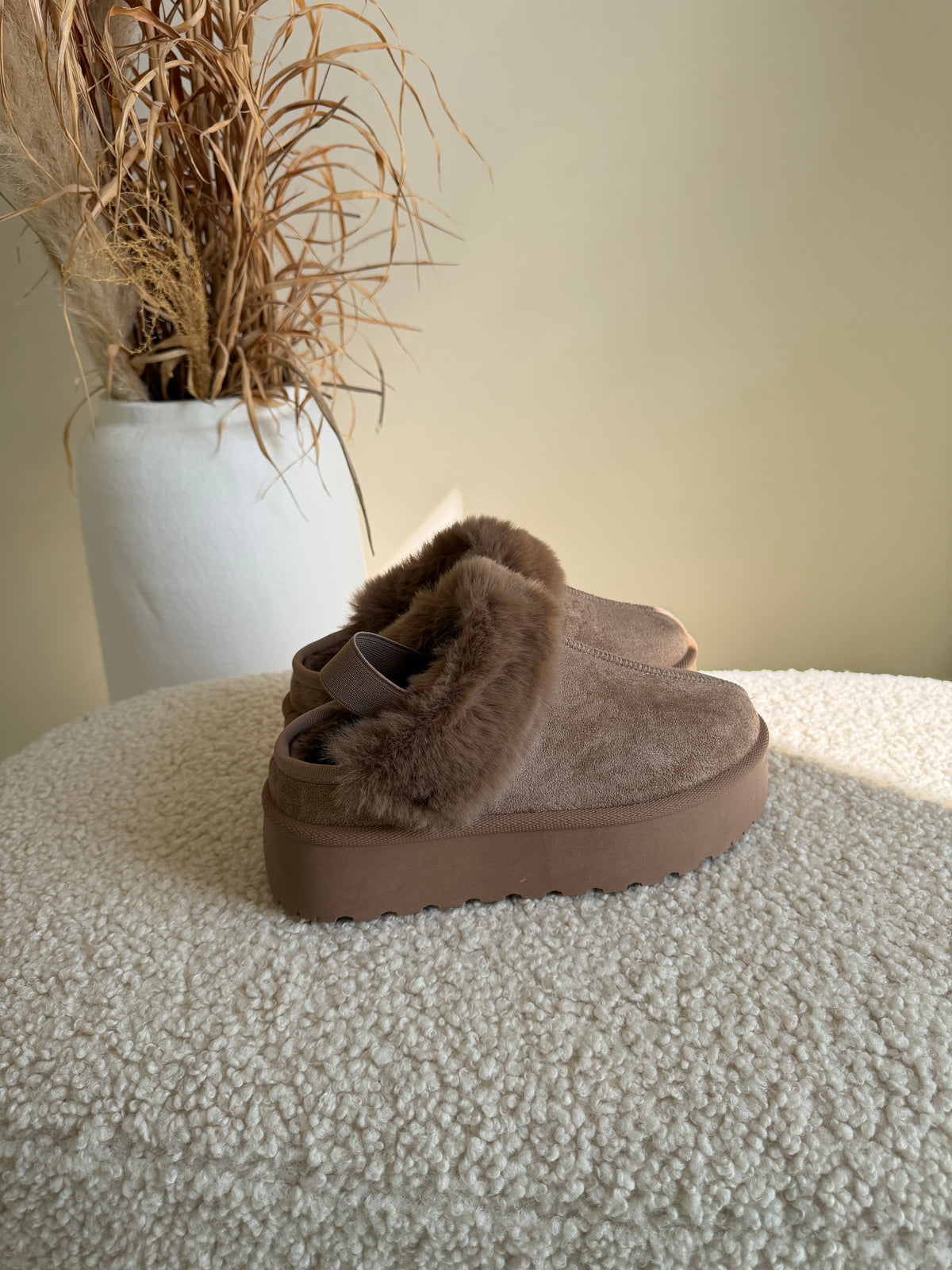 Clogs in Sand mit Fell