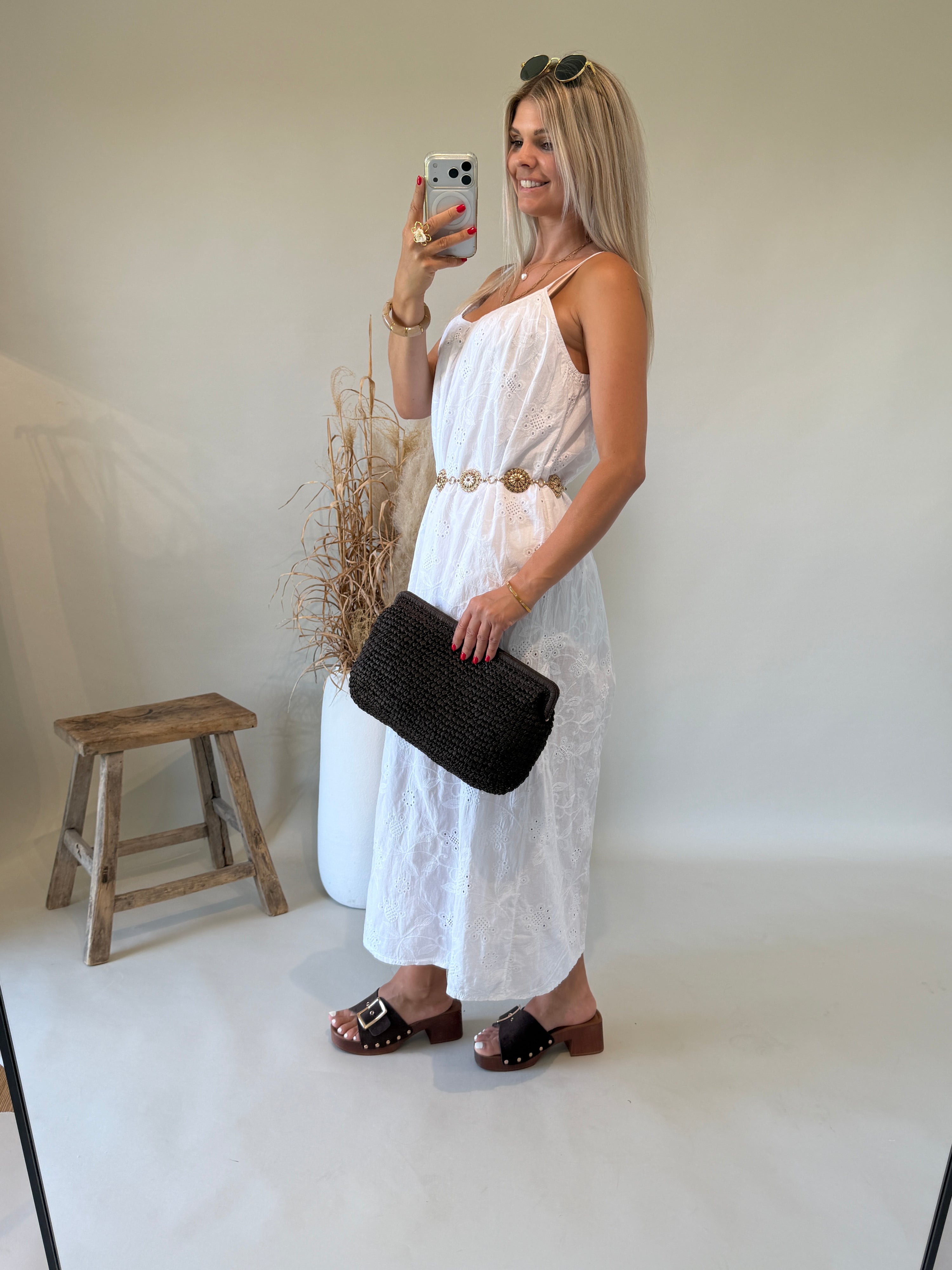 Kleid in Weiß mit Bohospitze und Gürtel