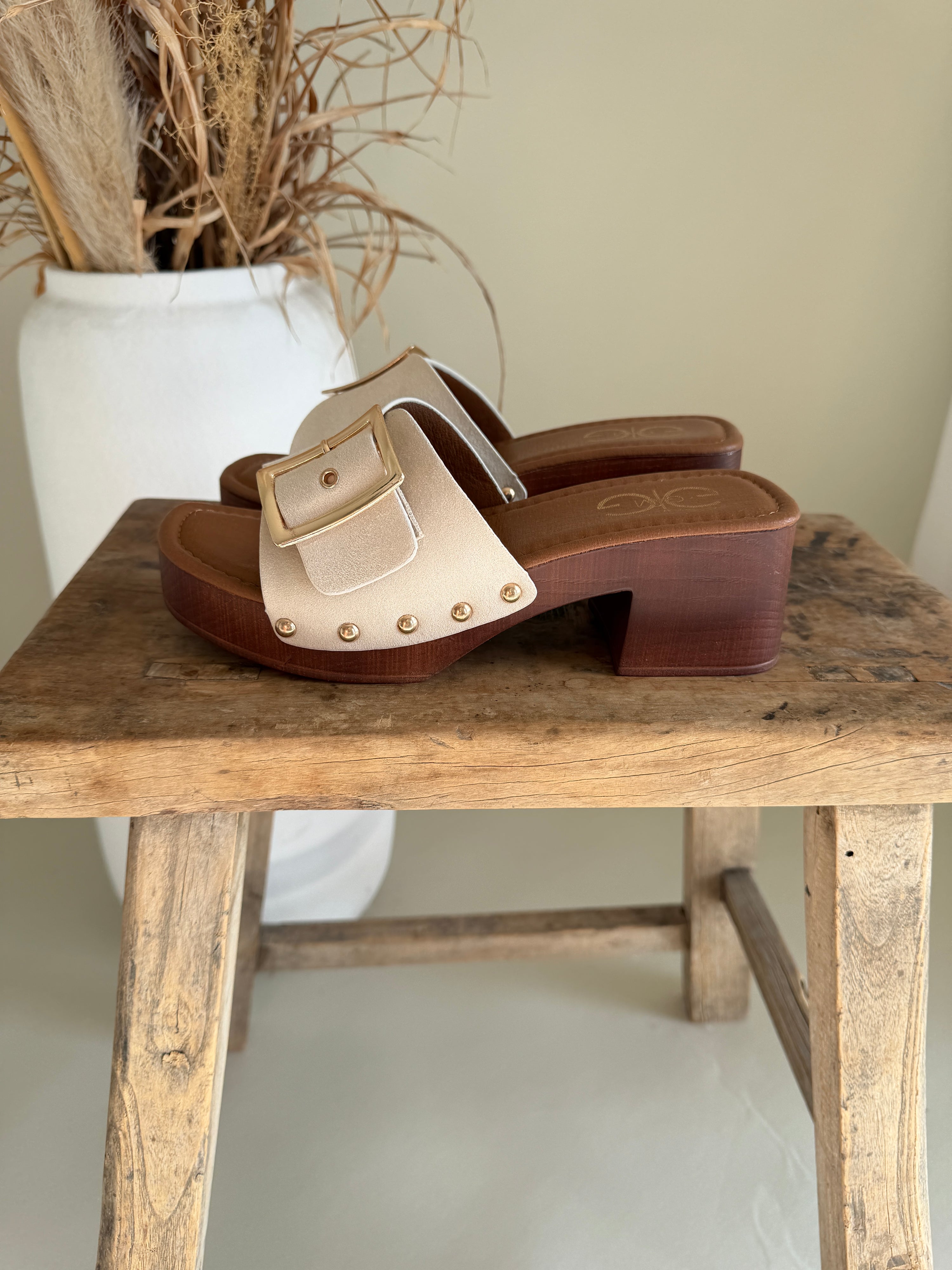 Clogs in Hellbeige mit goldene Nieten