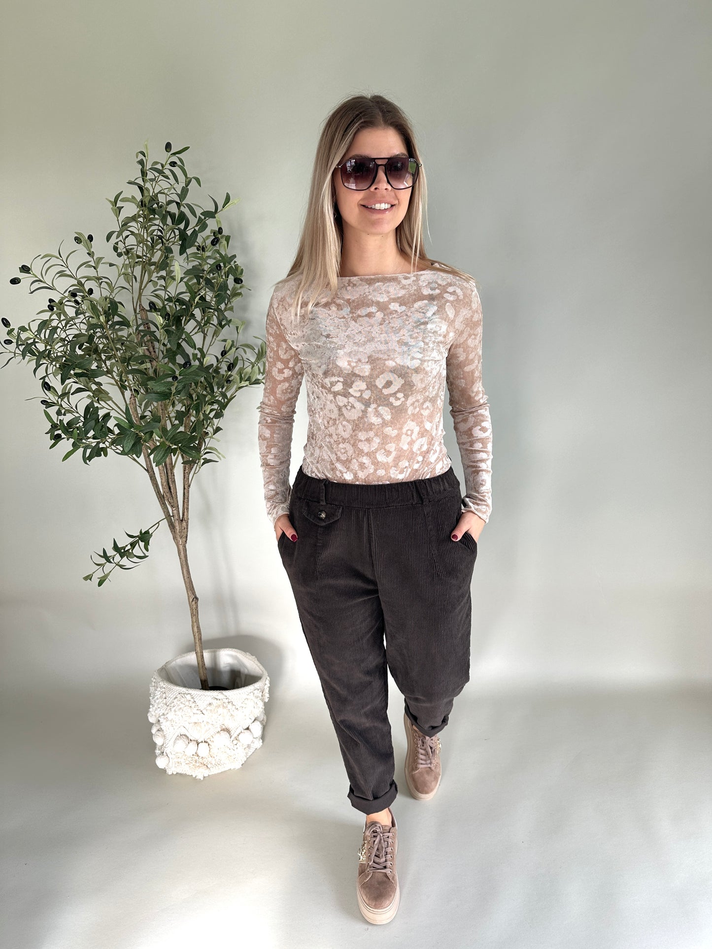 shirt in beige mit leo-muster