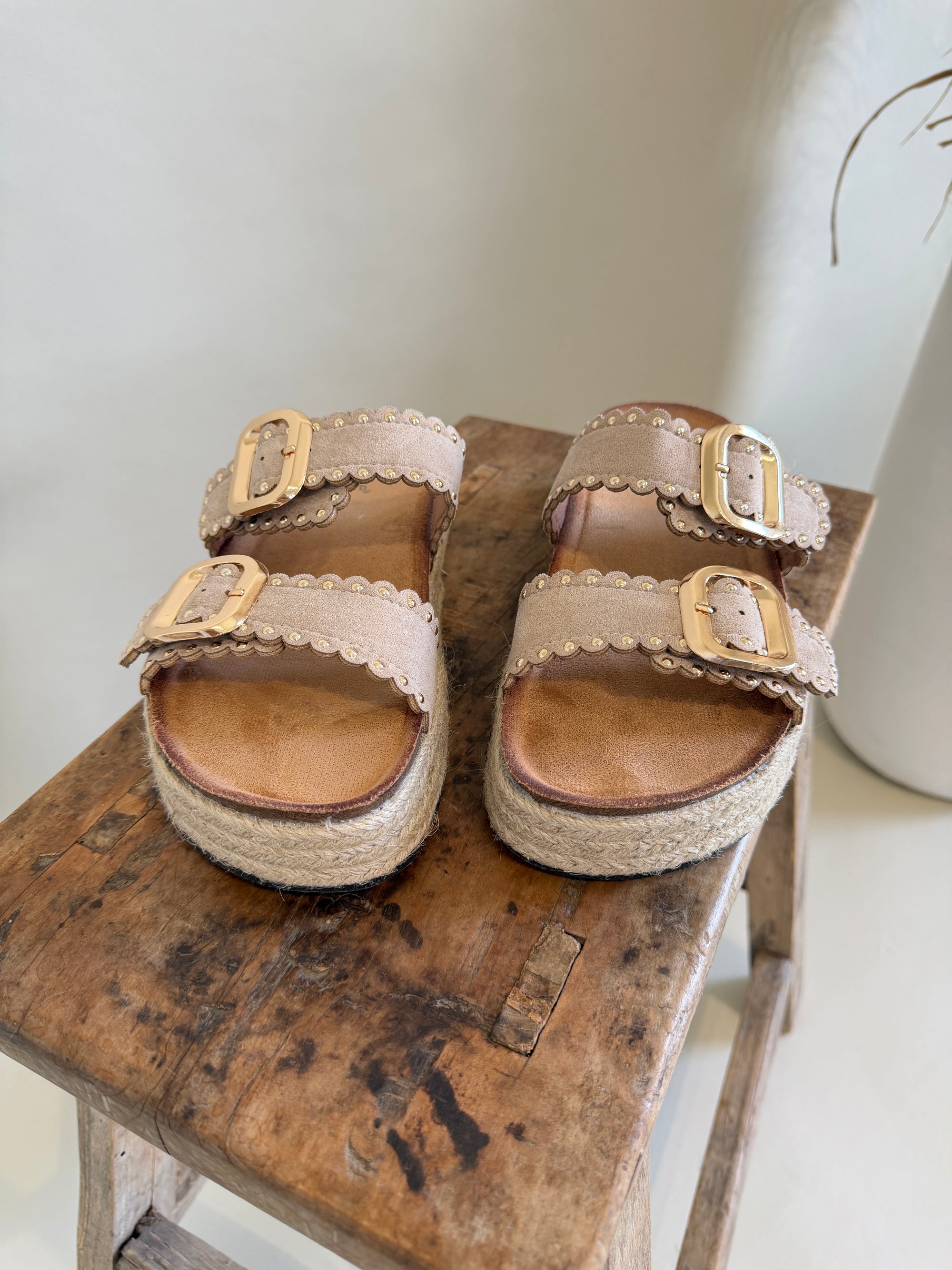 Pantolette in Beige mit Goldenen Nieten