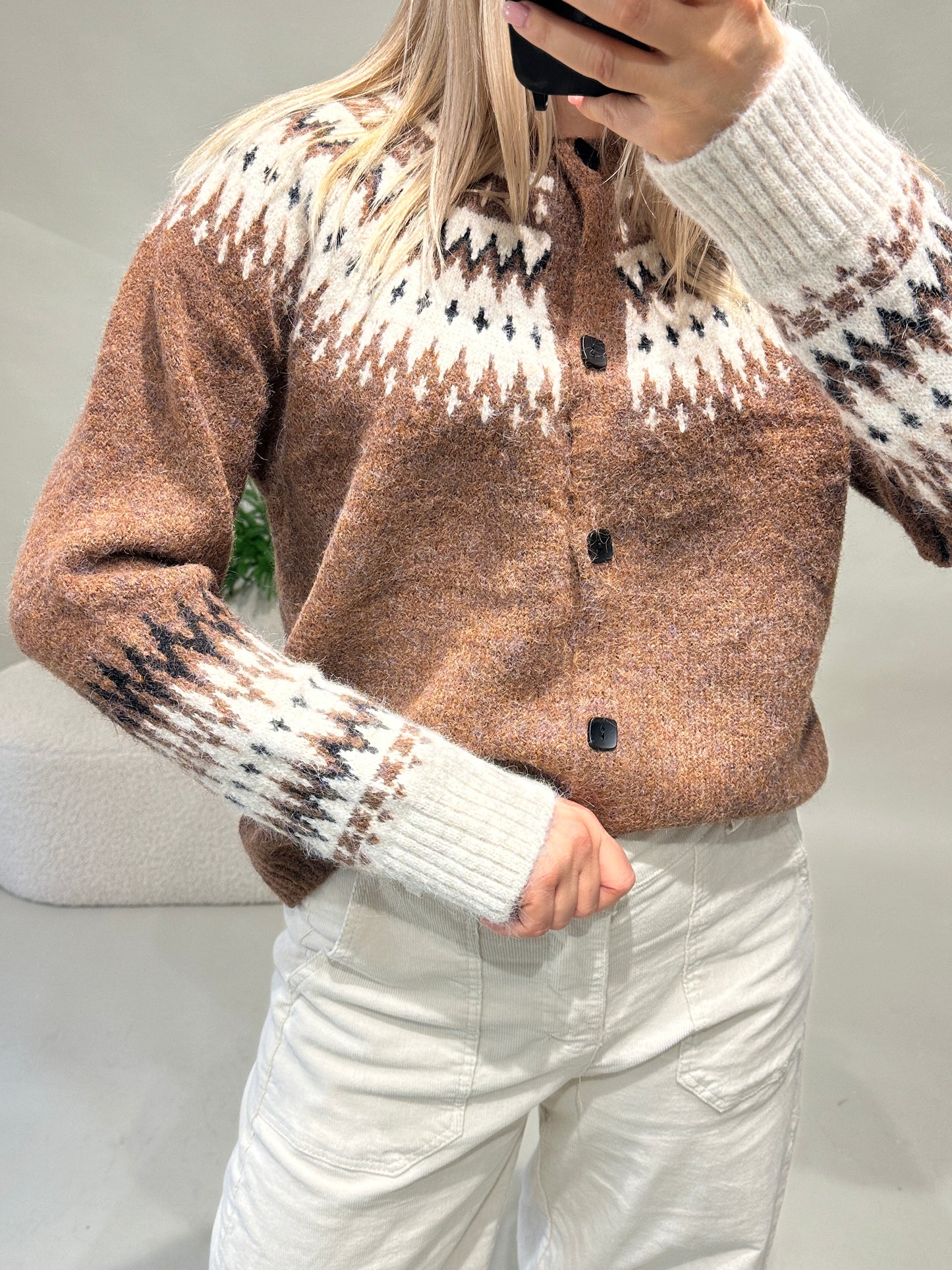 strickjacke in zimt/wollweiß/schwarz