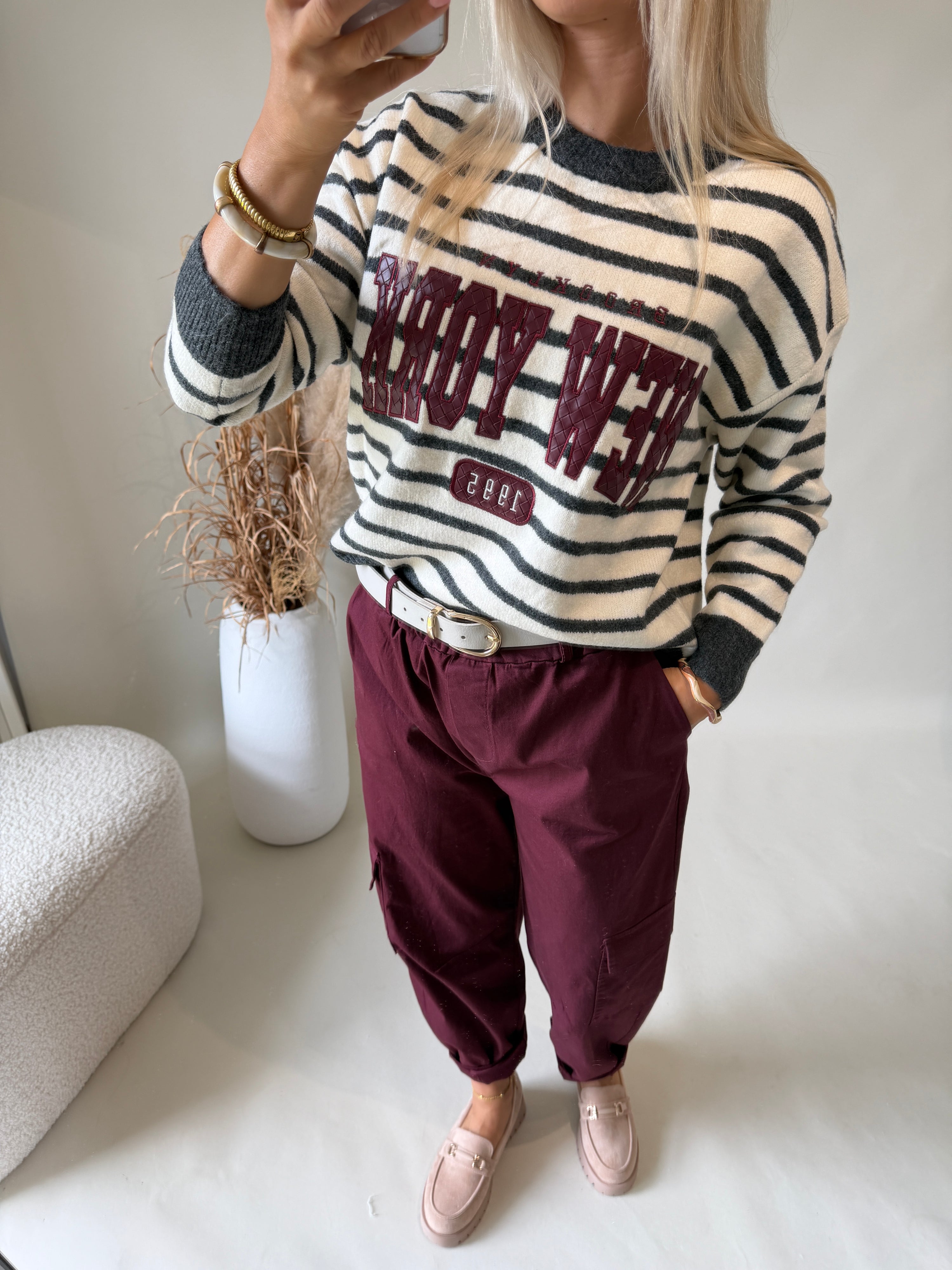 Pullover gestreift in Wollweiß / Grau mit Aufdruck