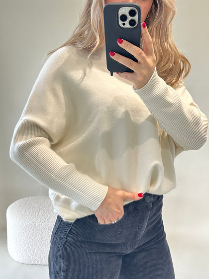 Pullover in Wollweiß mit Muster am Arm